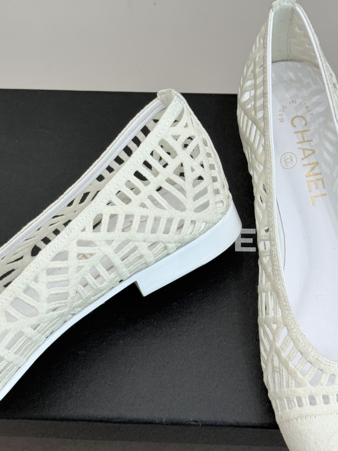 CHANE*｜小香26C镂空编织双C芭蕾舞鞋当高定针织工艺邂逅芭蕾鞋的经典廓形这双芭蕾舞鞋 为法式优雅注