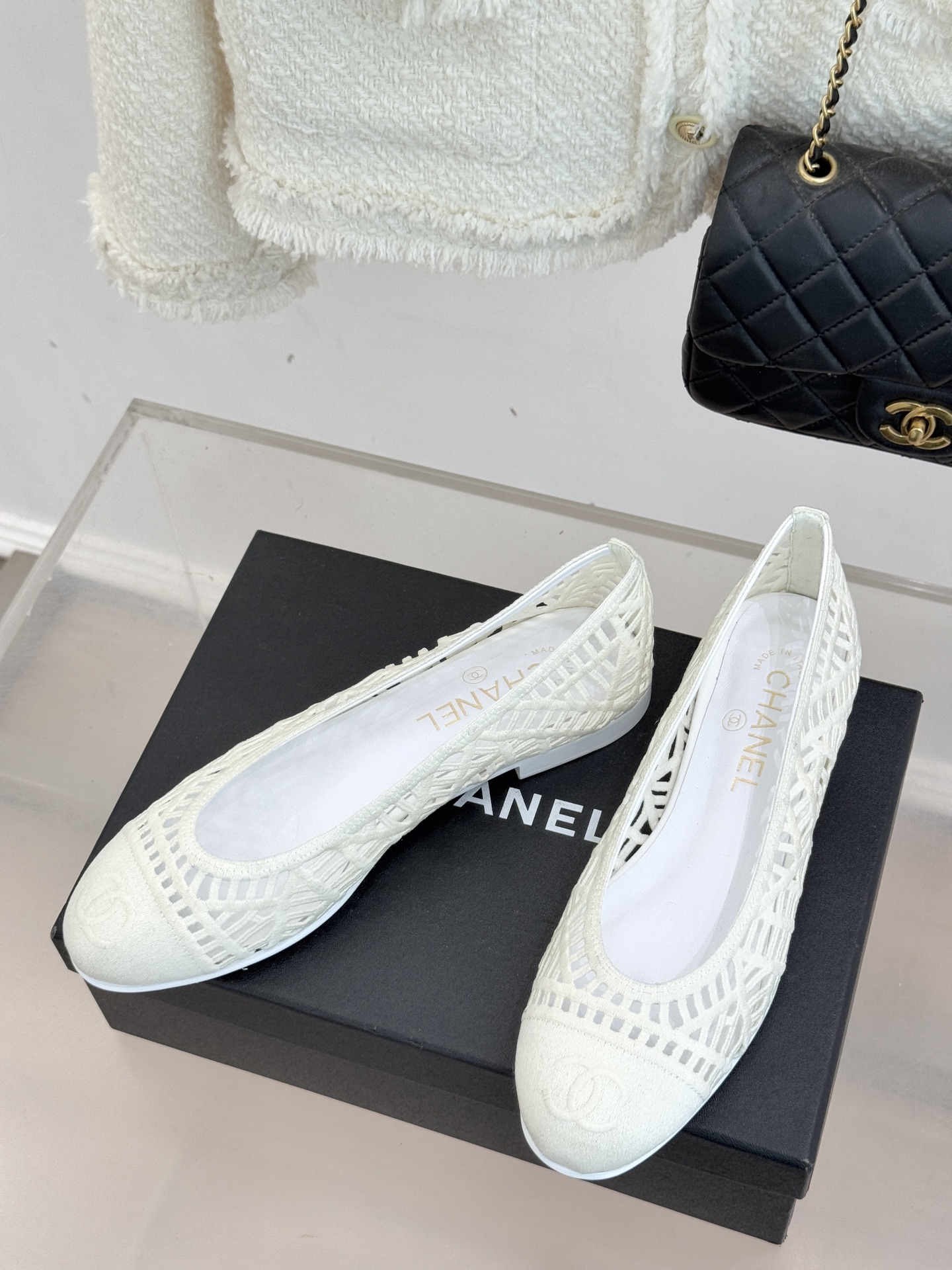 CHANE*｜小香26C镂空编织双C芭蕾舞鞋当高定针织工艺邂逅芭蕾鞋的经典廓形这双芭蕾舞鞋 为法式优雅注