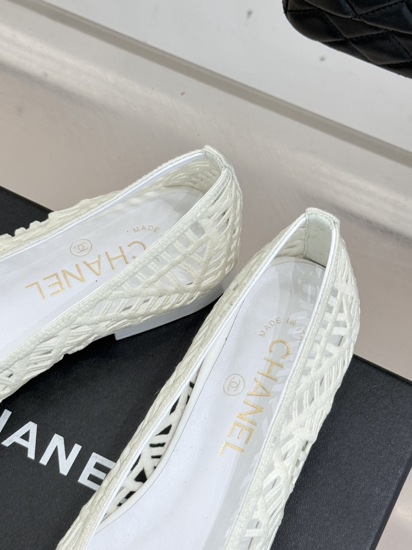 CHANE*｜小香26C镂空编织双C芭蕾舞鞋当高定针织工艺邂逅芭蕾鞋的经典廓形这双芭蕾舞鞋 为法式优雅注