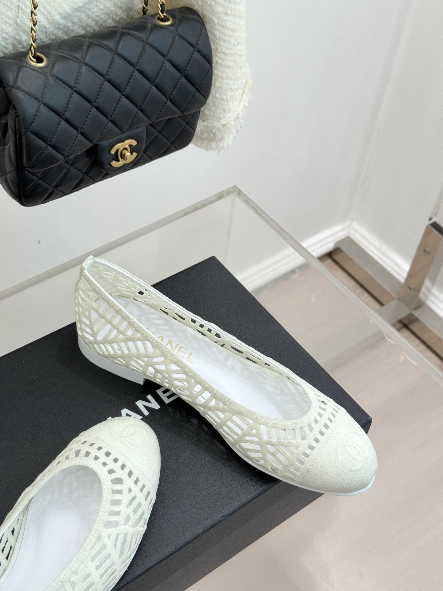 CHANE*｜小香26C镂空编织双C芭蕾舞鞋当高定针织工艺邂逅芭蕾鞋的经典廓形这双芭蕾舞鞋 为法式优雅注