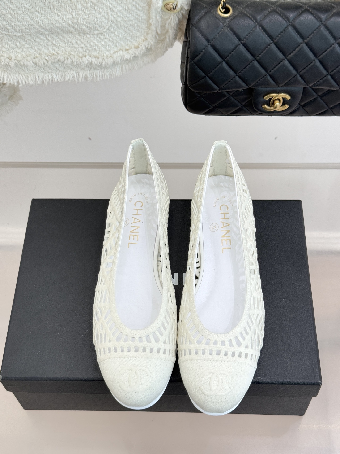 CHANE*｜小香26C镂空编织双C芭蕾舞鞋当高定针织工艺邂逅芭蕾鞋的经典廓形这双芭蕾舞鞋 为法式优雅注