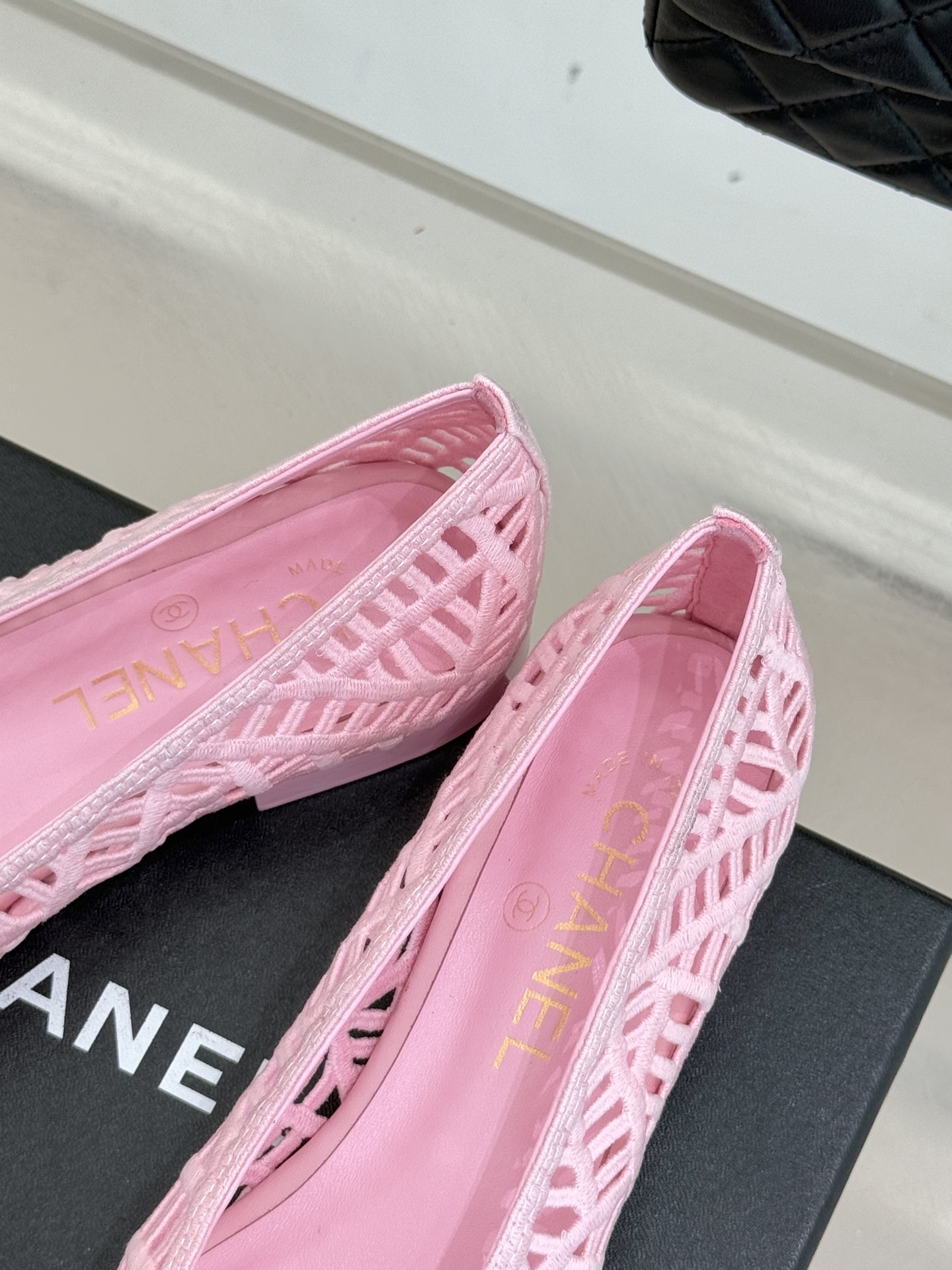 CHANE*｜小香26C镂空编织双C芭蕾舞鞋当高定针织工艺邂逅芭蕾鞋的经典廓形这双芭蕾舞鞋 为法式优雅注