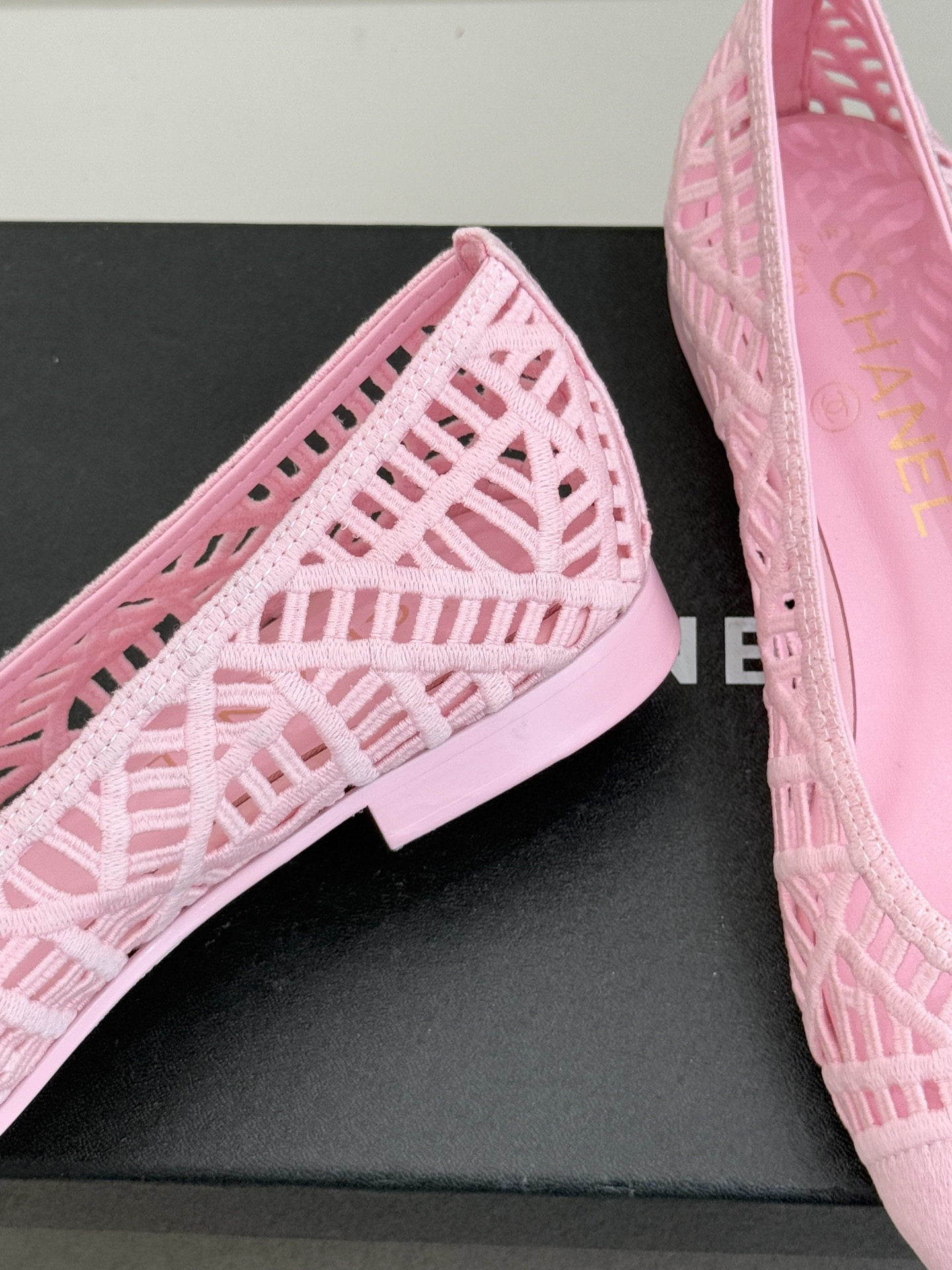 CHANE*｜小香26C镂空编织双C芭蕾舞鞋当高定针织工艺邂逅芭蕾鞋的经典廓形这双芭蕾舞鞋 为法式优雅注