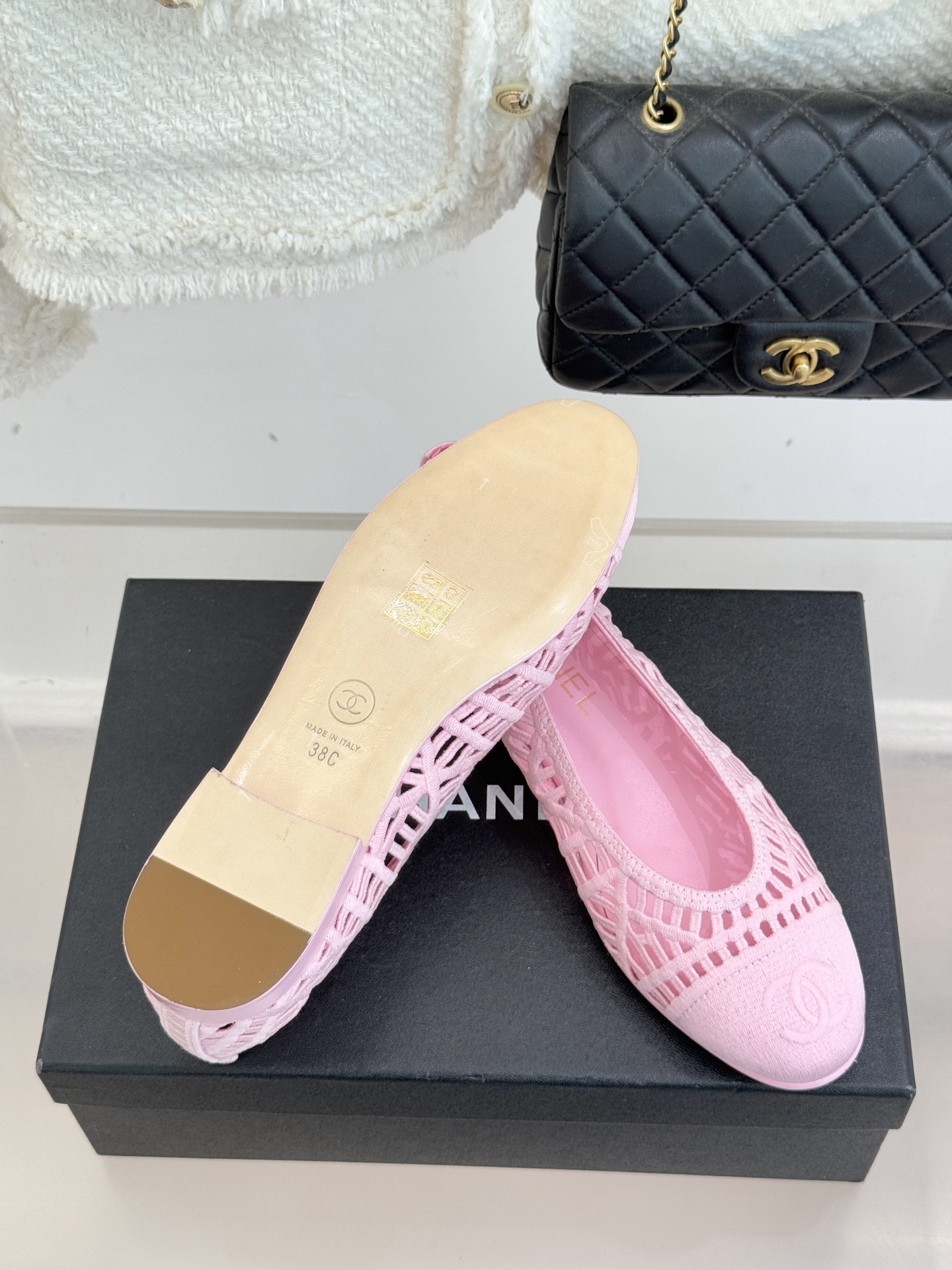 CHANE*｜小香26C镂空编织双C芭蕾舞鞋当高定针织工艺邂逅芭蕾鞋的经典廓形这双芭蕾舞鞋 为法式优雅注