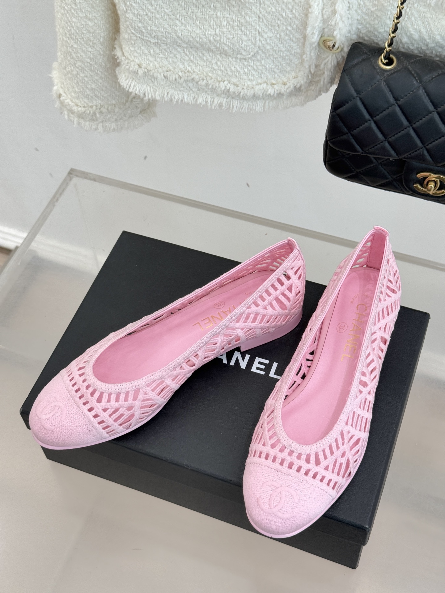 CHANE*｜小香26C镂空编织双C芭蕾舞鞋当高定针织工艺邂逅芭蕾鞋的经典廓形这双芭蕾舞鞋 为法式优雅注