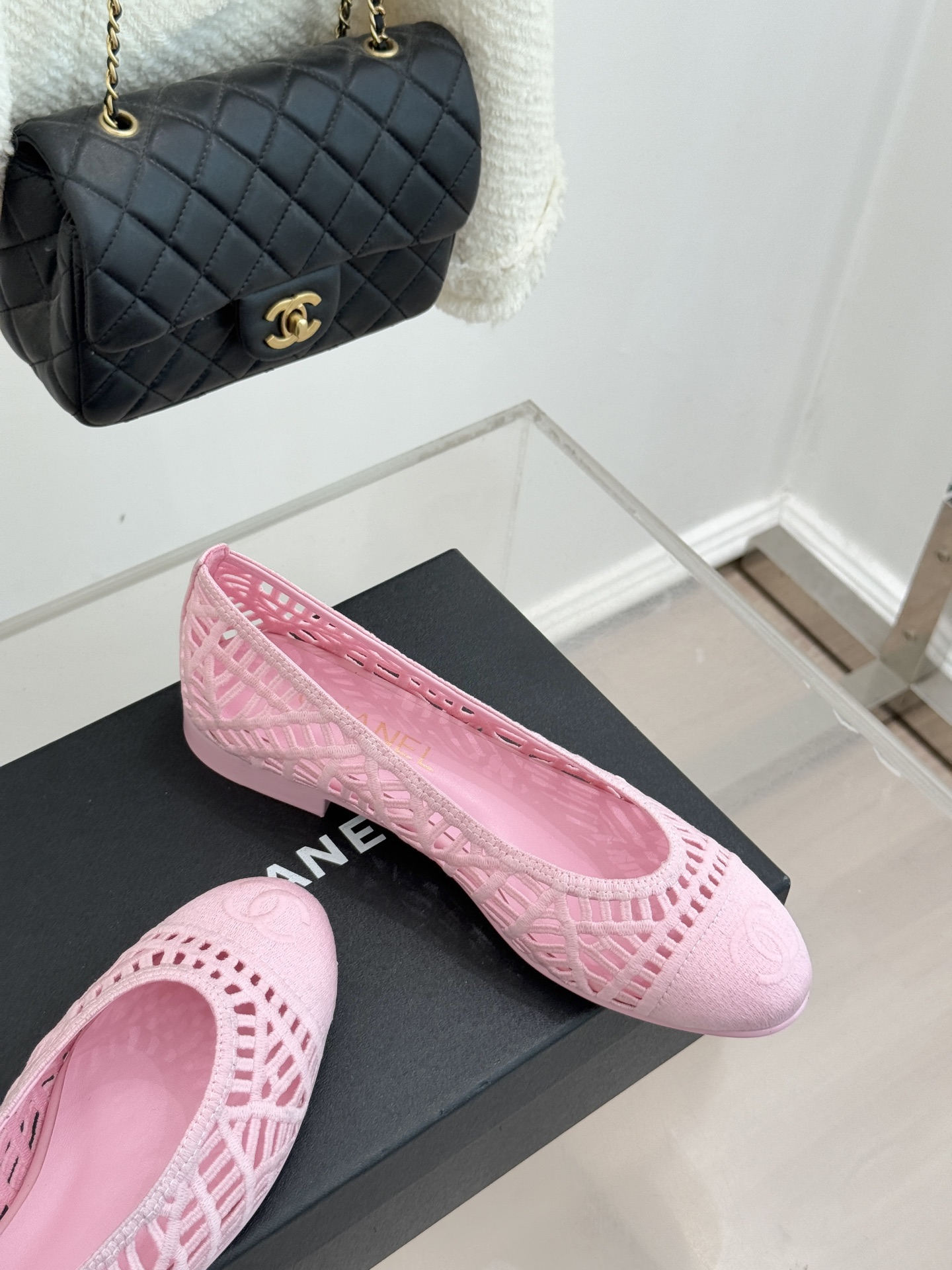 CHANE*｜小香26C镂空编织双C芭蕾舞鞋当高定针织工艺邂逅芭蕾鞋的经典廓形这双芭蕾舞鞋 为法式优雅注