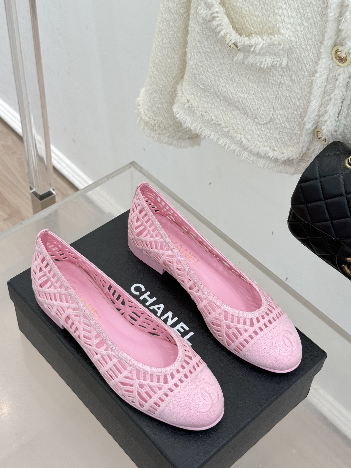 CHANE*｜小香26C镂空编织双C芭蕾舞鞋当高定针织工艺邂逅芭蕾鞋的经典廓形这双芭蕾舞鞋 为法式优雅注