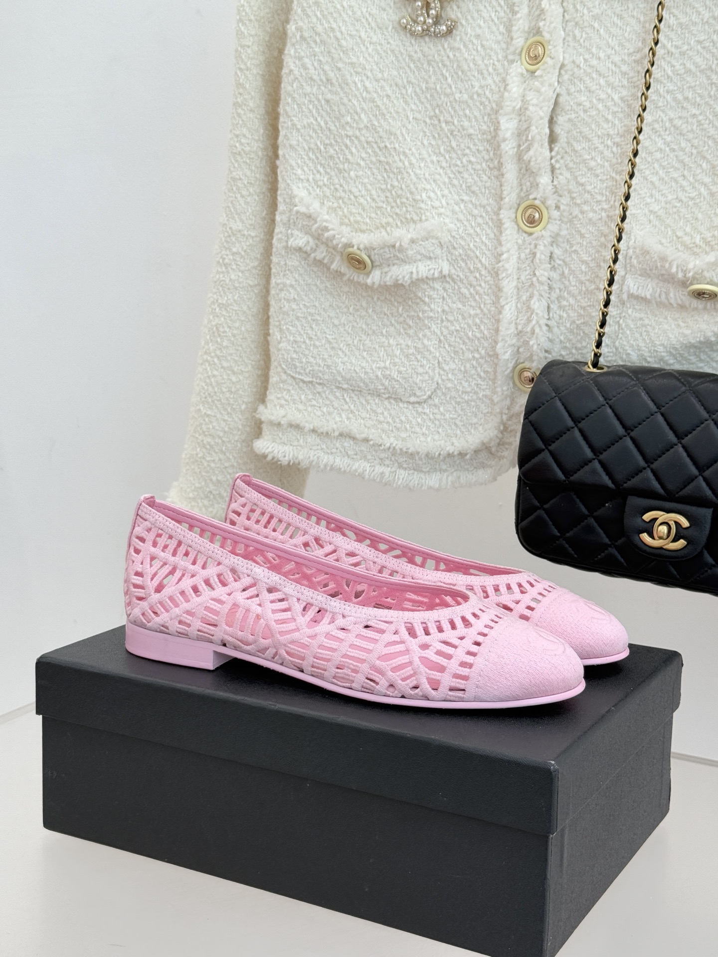 CHANE*｜小香26C镂空编织双C芭蕾舞鞋当高定针织工艺邂逅芭蕾鞋的经典廓形这双芭蕾舞鞋 为法式优雅注