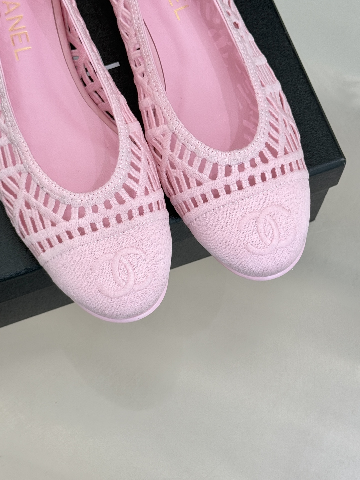 CHANE*｜小香26C镂空编织双C芭蕾舞鞋当高定针织工艺邂逅芭蕾鞋的经典廓形这双芭蕾舞鞋 为法式优雅注