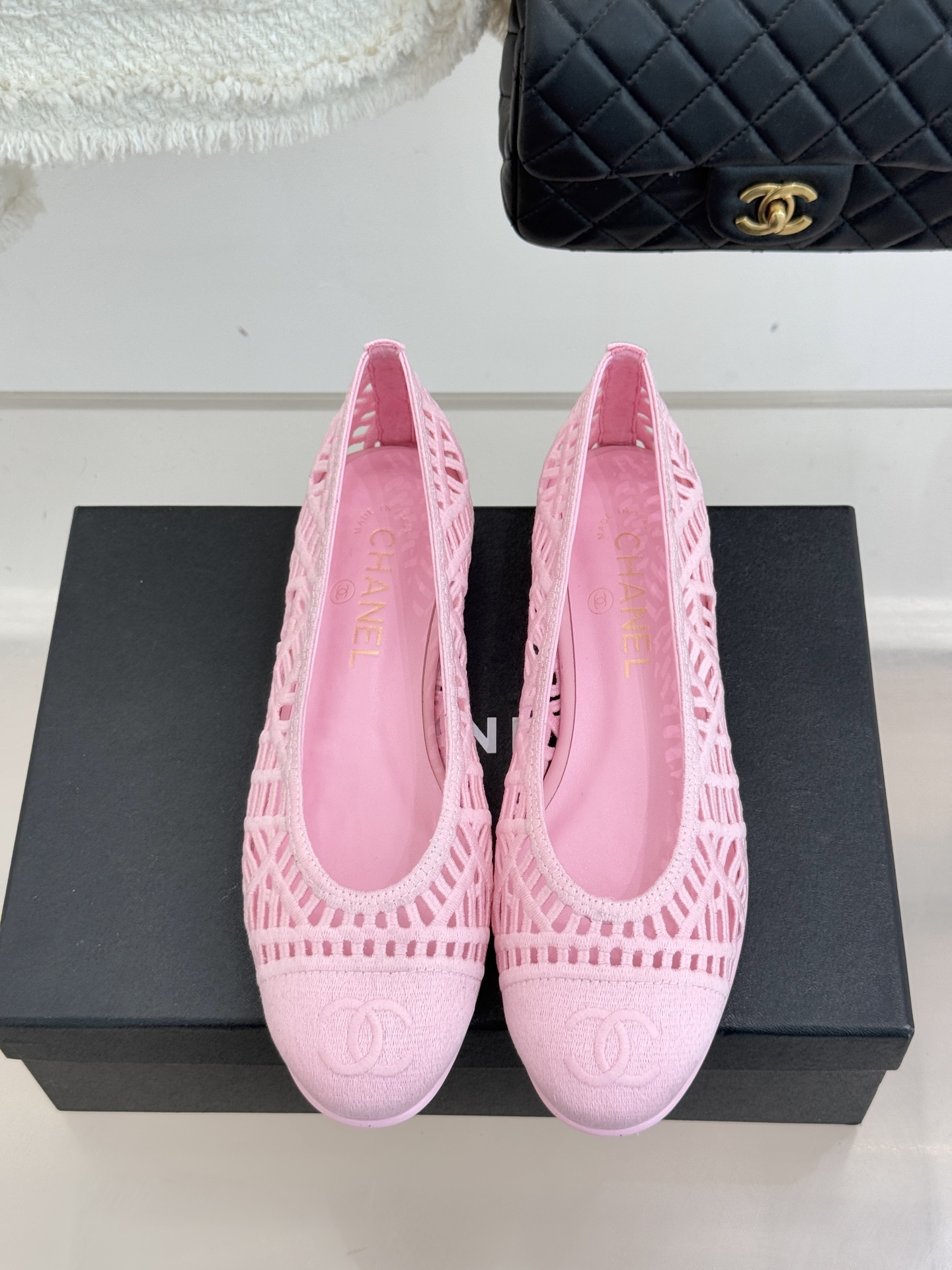 CHANE*｜小香26C镂空编织双C芭蕾舞鞋当高定针织工艺邂逅芭蕾鞋的经典廓形这双芭蕾舞鞋 为法式优雅注