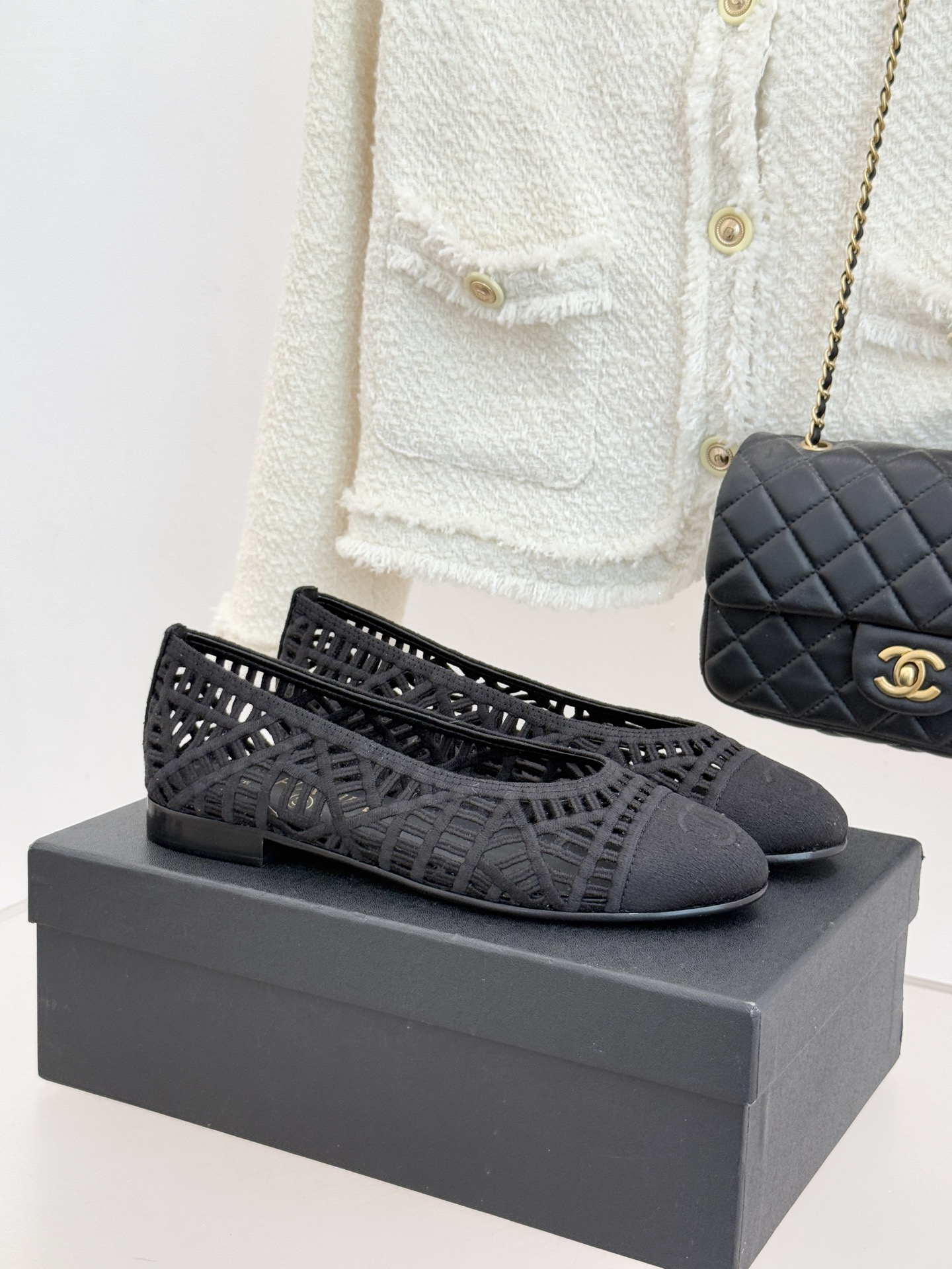 CHANE*｜小香26C镂空编织双C芭蕾舞鞋当高定针织工艺邂逅芭蕾鞋的经典廓形这双芭蕾舞鞋 为法式优雅注