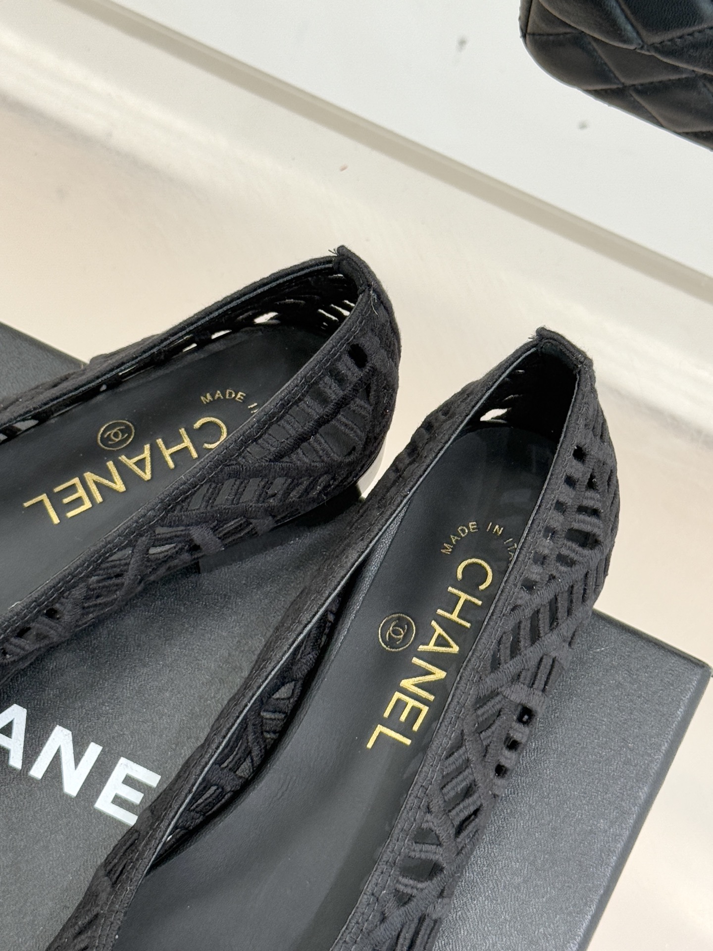 CHANE*｜小香26C镂空编织双C芭蕾舞鞋当高定针织工艺邂逅芭蕾鞋的经典廓形这双芭蕾舞鞋 为法式优雅注