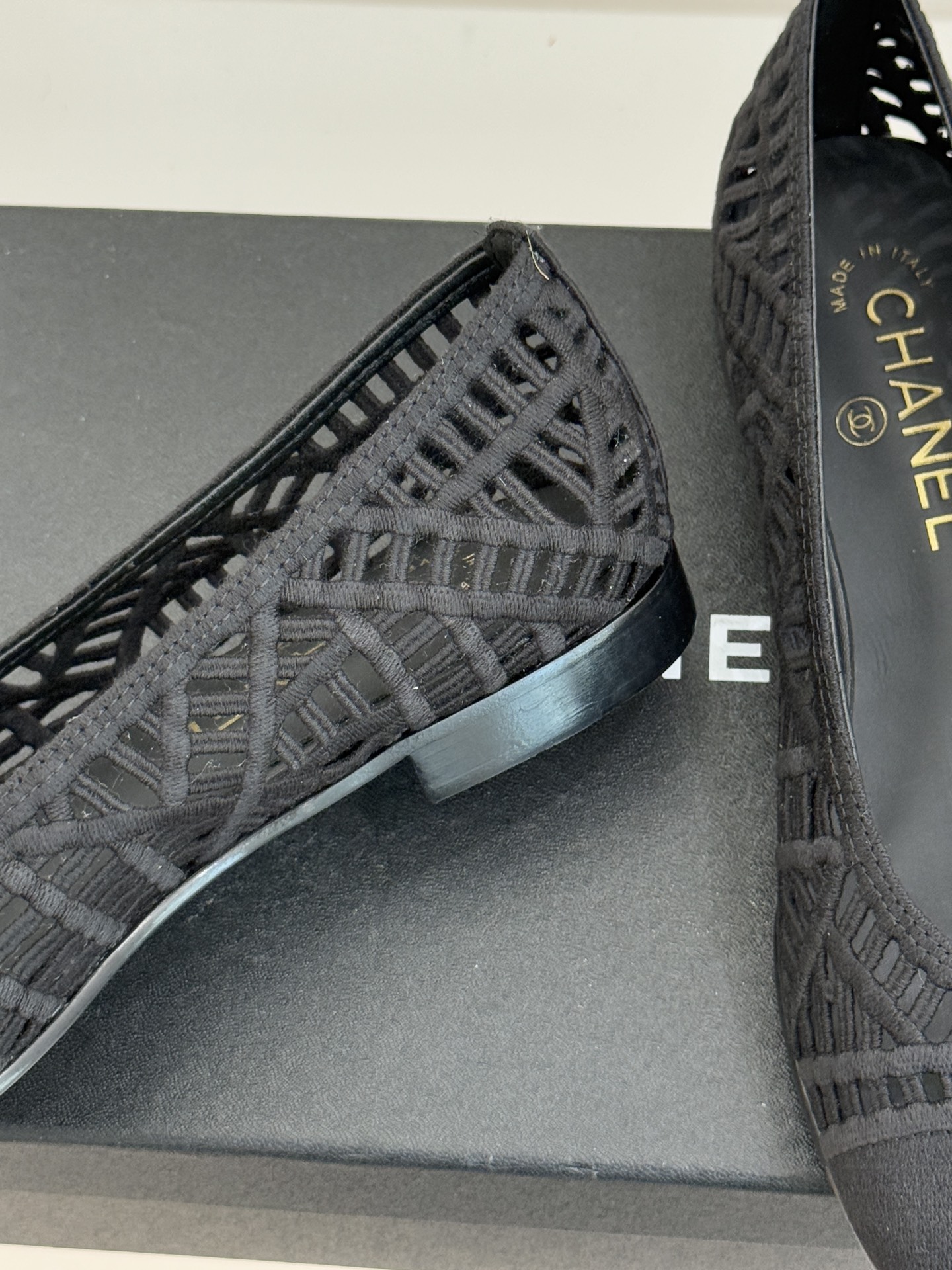 CHANE*｜小香26C镂空编织双C芭蕾舞鞋当高定针织工艺邂逅芭蕾鞋的经典廓形这双芭蕾舞鞋 为法式优雅注