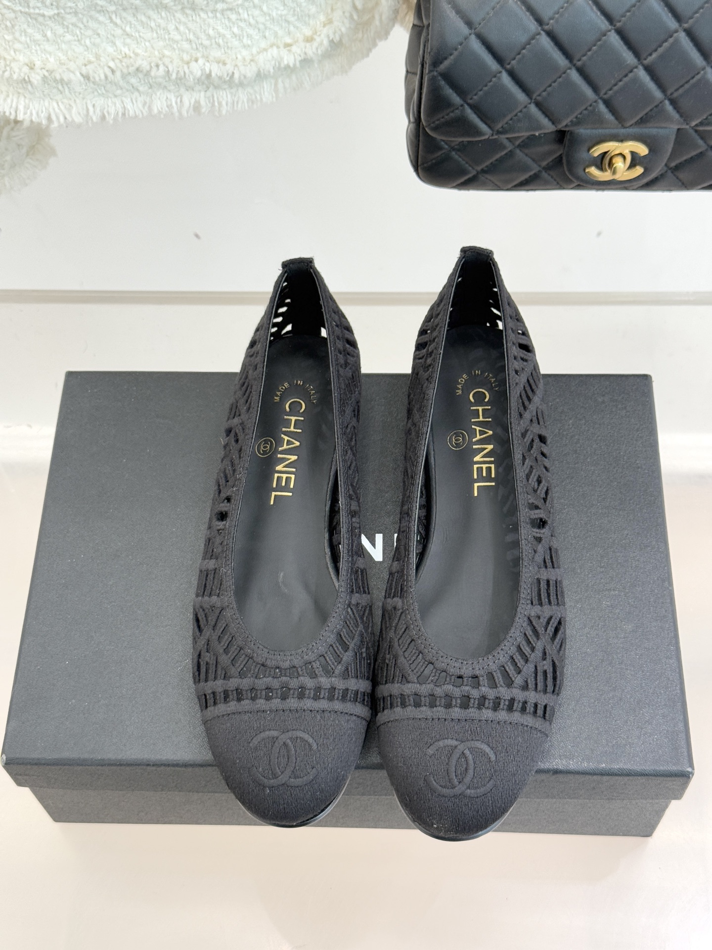 CHANE*｜小香26C镂空编织双C芭蕾舞鞋当高定针织工艺邂逅芭蕾鞋的经典廓形这双芭蕾舞鞋 为法式优雅注