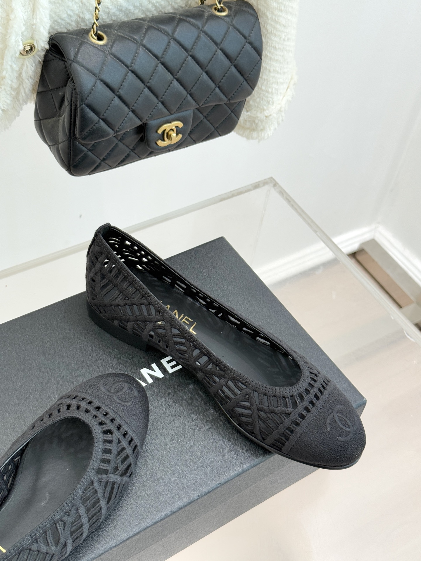 CHANE*｜小香26C镂空编织双C芭蕾舞鞋当高定针织工艺邂逅芭蕾鞋的经典廓形这双芭蕾舞鞋 为法式优雅注