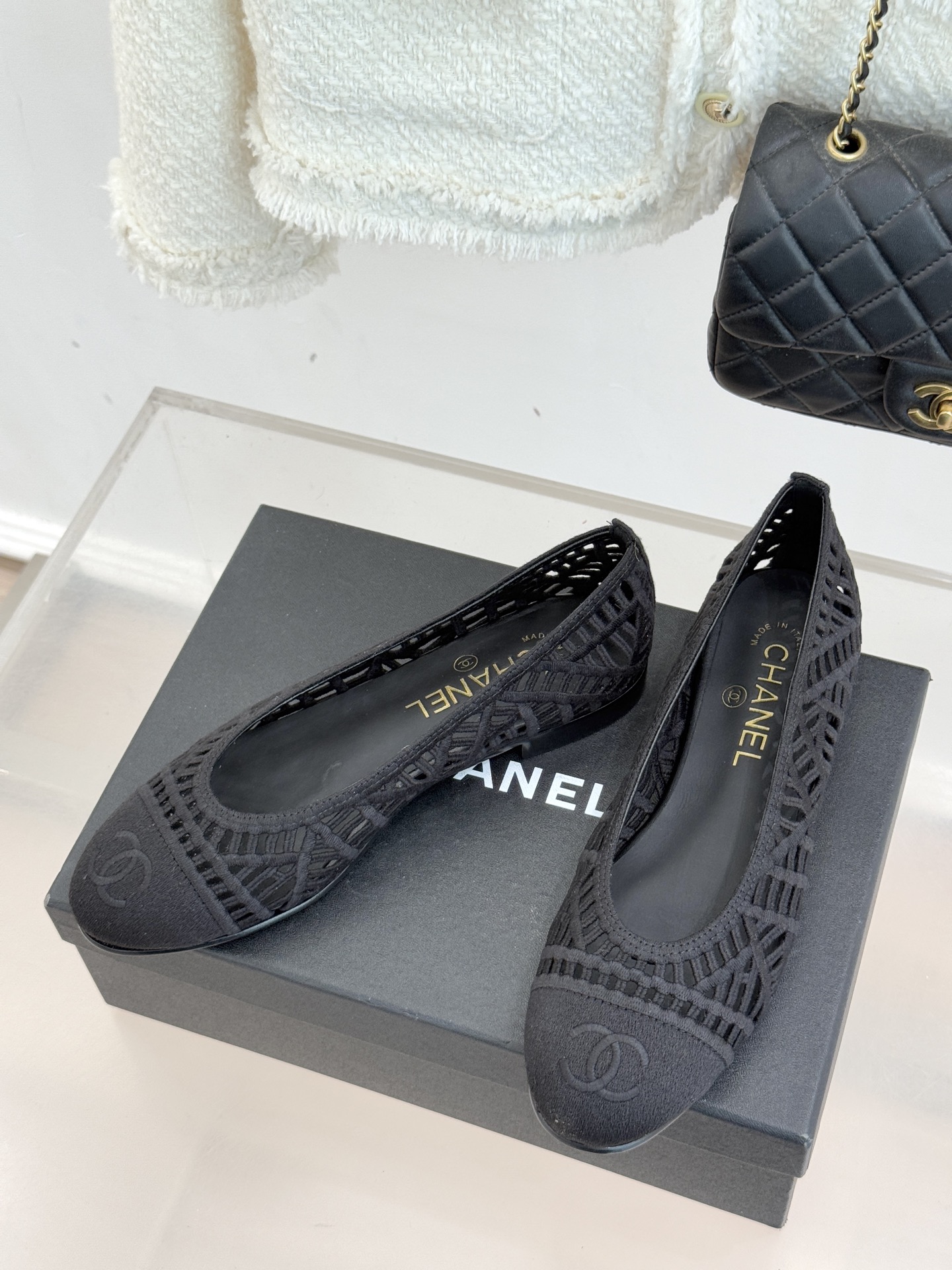 CHANE*｜小香26C镂空编织双C芭蕾舞鞋当高定针织工艺邂逅芭蕾鞋的经典廓形这双芭蕾舞鞋 为法式优雅注