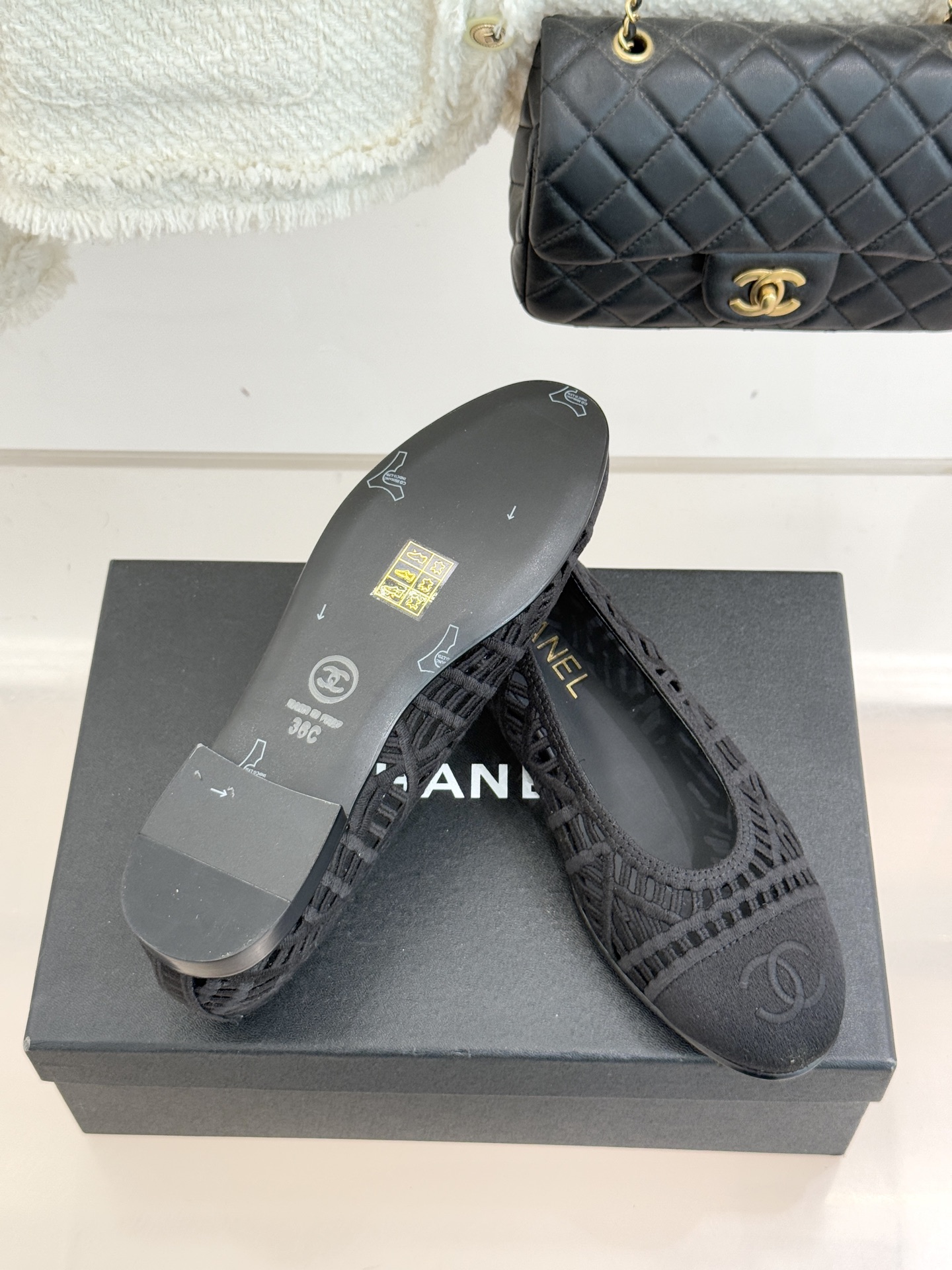 CHANE*｜小香26C镂空编织双C芭蕾舞鞋当高定针织工艺邂逅芭蕾鞋的经典廓形这双芭蕾舞鞋 为法式优雅注