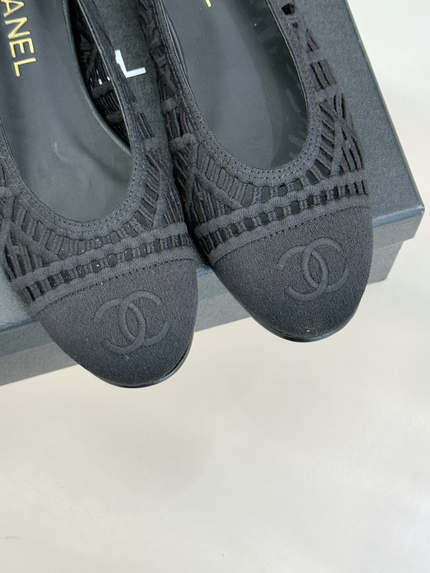 CHANE*｜小香26C镂空编织双C芭蕾舞鞋当高定针织工艺邂逅芭蕾鞋的经典廓形这双芭蕾舞鞋 为法式优雅注