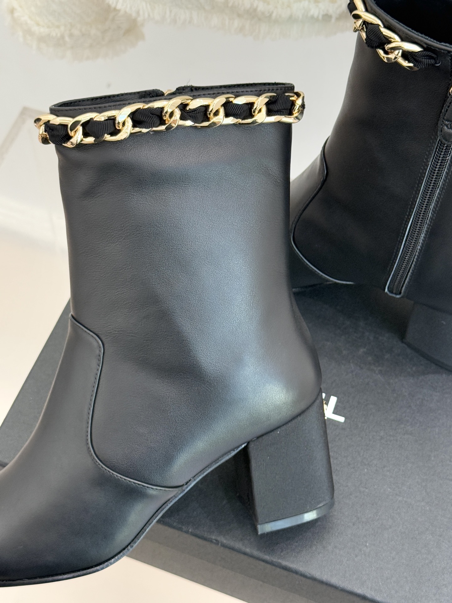 CHANE*｜小香经典链条针织两穿法袜子靴裤管靴当针织的柔糯邂逅链条的冷冽这双裤管靴以双重穿法打破边界将