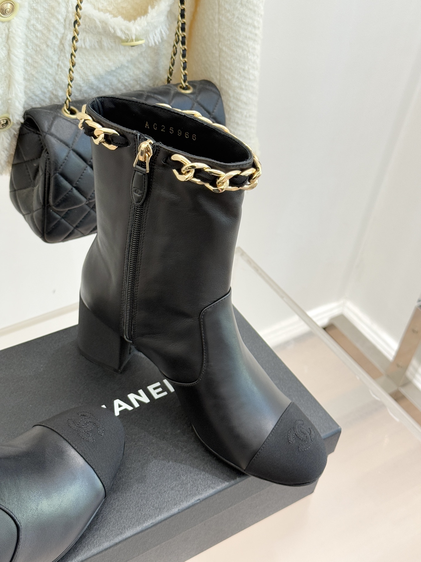 CHANE*｜小香经典链条针织两穿法袜子靴裤管靴当针织的柔糯邂逅链条的冷冽这双裤管靴以双重穿法打破边界将