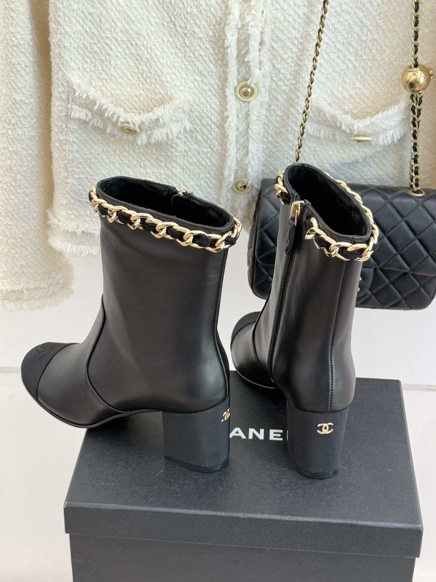 CHANE*｜小香经典链条针织两穿法袜子靴裤管靴当针织的柔糯邂逅链条的冷冽这双裤管靴以双重穿法打破边界将