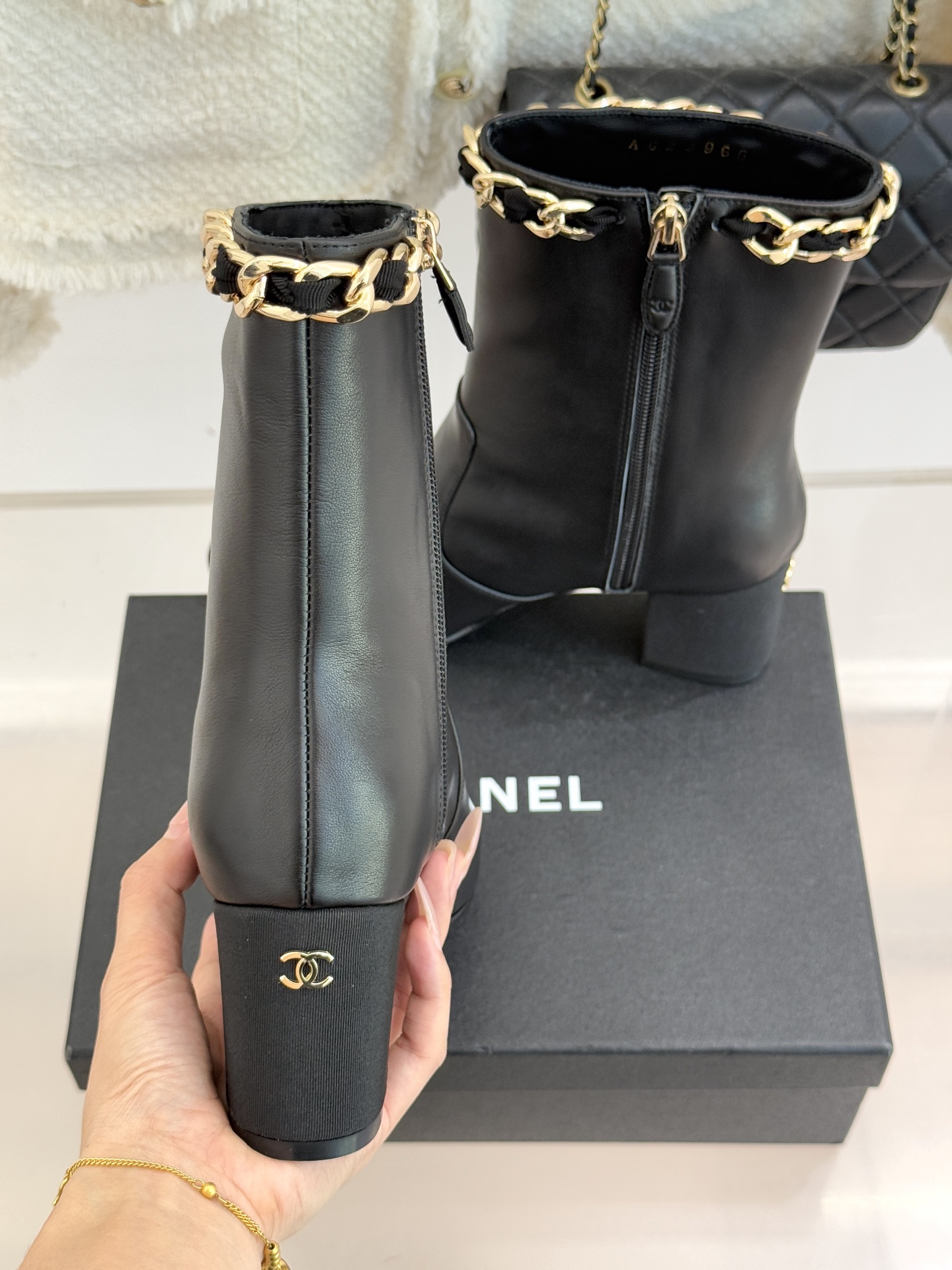 CHANE*｜小香经典链条针织两穿法袜子靴裤管靴当针织的柔糯邂逅链条的冷冽这双裤管靴以双重穿法打破边界将