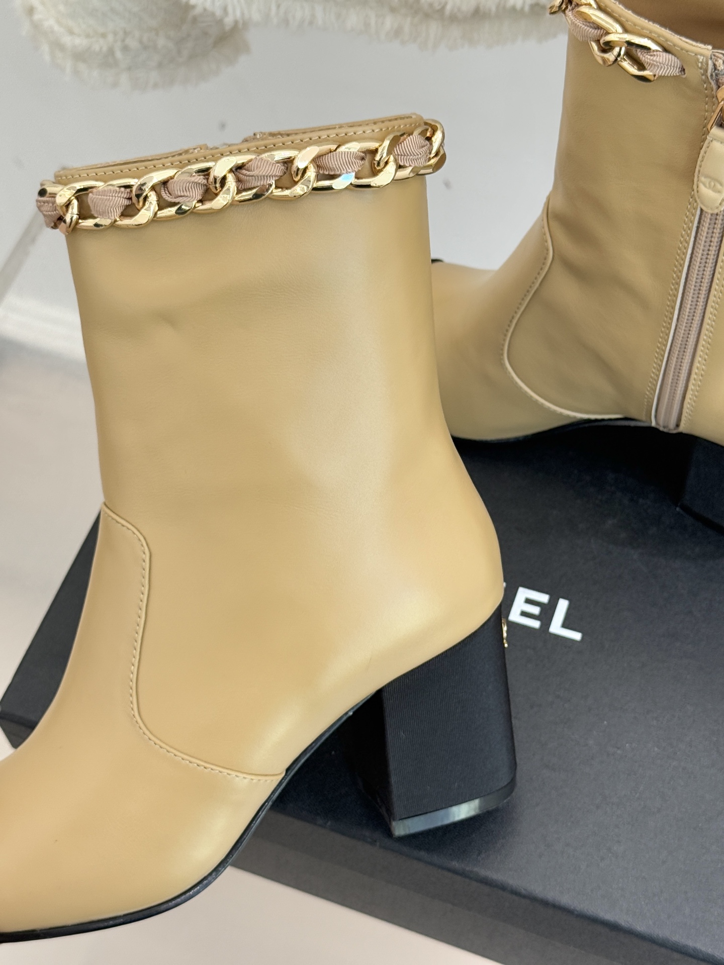 CHANE*｜小香经典链条针织两穿法袜子靴裤管靴当针织的柔糯邂逅链条的冷冽这双裤管靴以双重穿法打破边界将