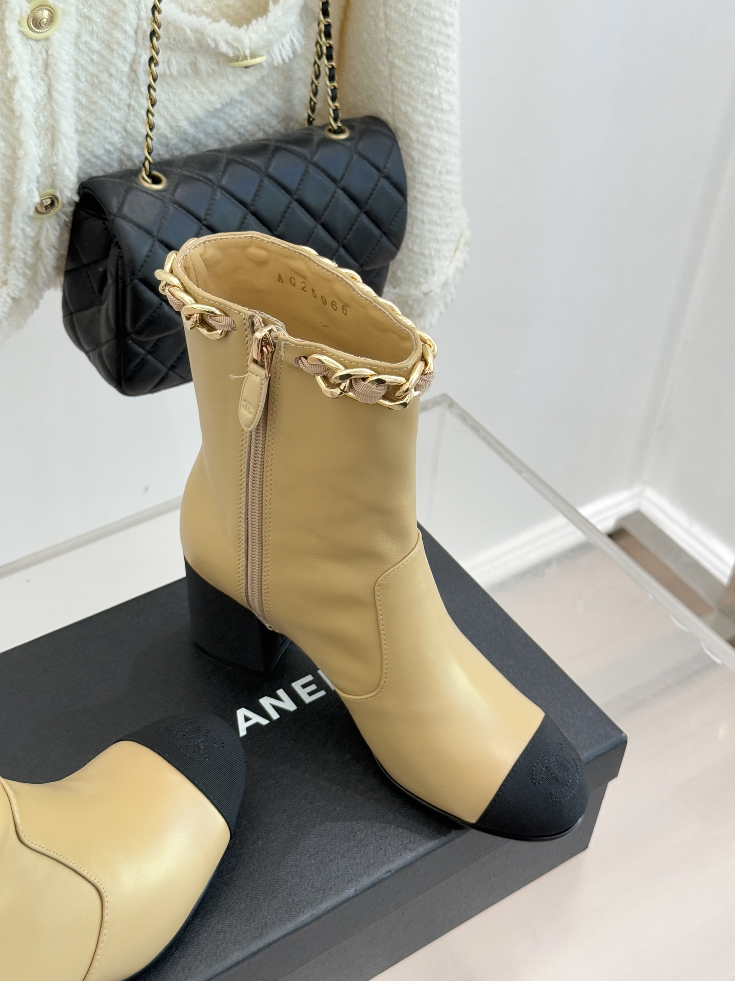 CHANE*｜小香经典链条针织两穿法袜子靴裤管靴当针织的柔糯邂逅链条的冷冽这双裤管靴以双重穿法打破边界将