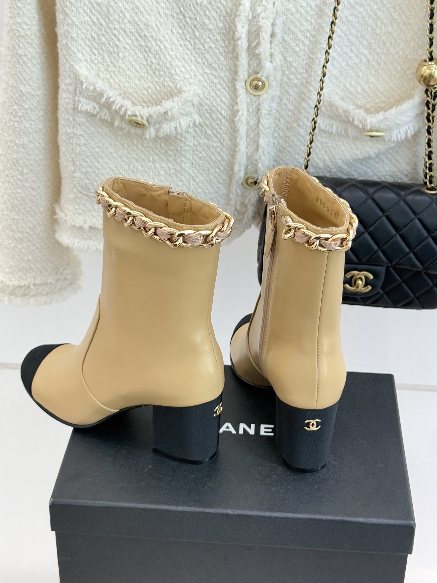 CHANE*｜小香经典链条针织两穿法袜子靴裤管靴当针织的柔糯邂逅链条的冷冽这双裤管靴以双重穿法打破边界将