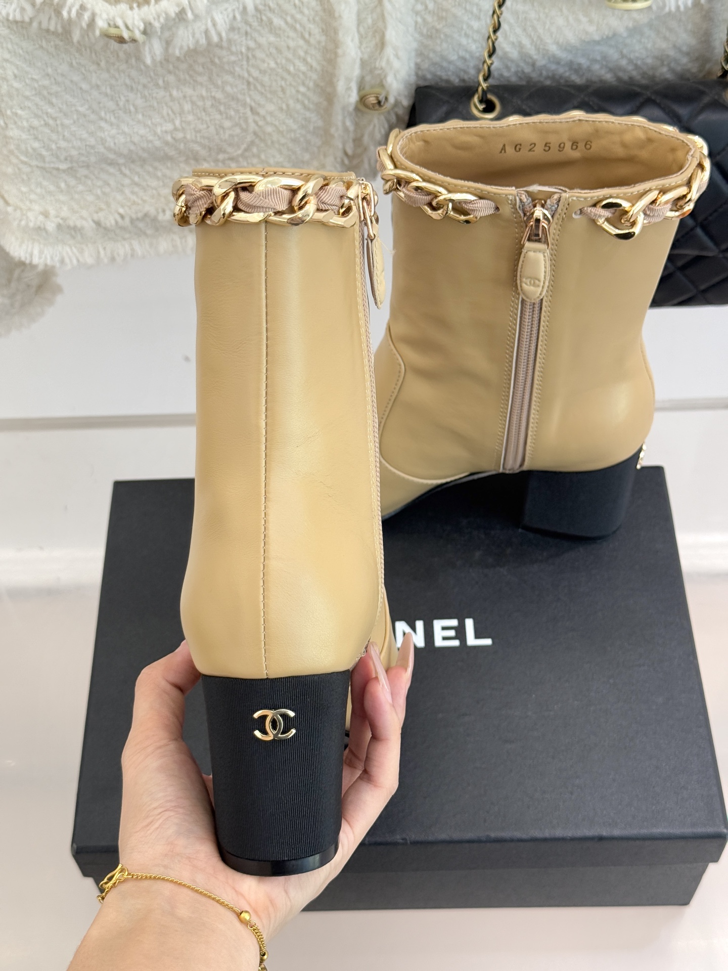 CHANE*｜小香经典链条针织两穿法袜子靴裤管靴当针织的柔糯邂逅链条的冷冽这双裤管靴以双重穿法打破边界将