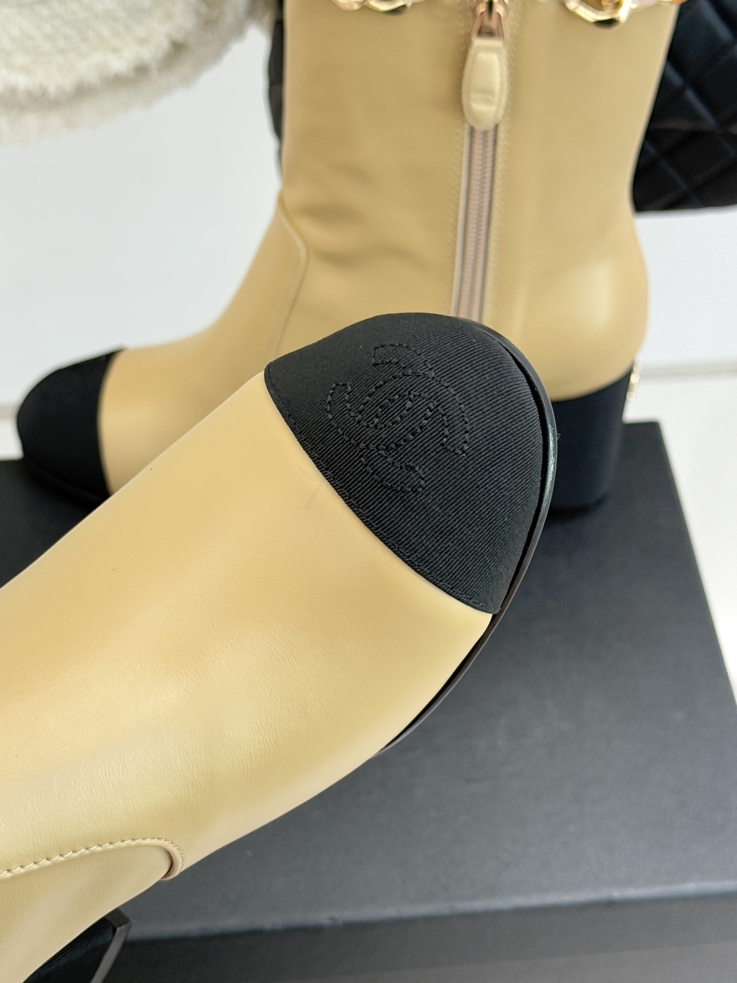 CHANE*｜小香经典链条针织两穿法袜子靴裤管靴当针织的柔糯邂逅链条的冷冽这双裤管靴以双重穿法打破边界将