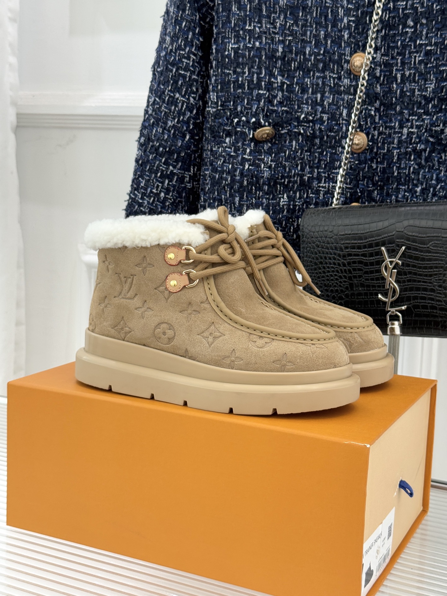 NO:613515,Lujia 25WF new embossed strap thick-soled snow boots. Promise me that everyone will get a pair. There is nothing that can’t be matched with daily OOTD. The embossed logo on the shoe body is full of sophistication. The shoe style is really worthy of my recommendation for ten thousand years. It is very flattering to the foot shape. It looks cute but it hides the ugly but it is powerful~~ I know many people will think that wearing it in winter will be cold, but in fact, paired with a pair of thick socks, it is really warm. The upper is made of original high-mercerized cowhide  The adjustable T-shaped buckle has a better fit on the instep. The inner lining is made of wool. The plush is soft and fine. It is a pleasure to step on it. It is so comfortable to wear barefoot. The outsole is consistent with yb and uses foam outsole. Size35-39 (40/41 customized), snow boots, louis vuitton, louis vuitton, boots, socks19860909驴家25WF新品压花绑带厚底雪地靴 答应我一定要每人来一双好嘛 日常OOTD就没有它搭配不了的 鞋身压花logo点缀尽显精致感 鞋型真的值得我推一万年 非常修饰脚型 看着呆萌但是遮丑起来却是实力派哦～～ 我知道很有多亲还会觉得冬天穿会冷 但其实配双厚袜子真的还蛮保暖的 鞋面采用原版高丝光牛绒 可调节T字扣带 对脚背的贴合度要更高些 内里选用羊毛一体内里垫脚 绒毛柔软细腻 一脚踩下去是种享受 尤其是光脚穿太舒服了 大底和yb一致采用发泡大底 Size35-39（40/41定制）,雪地靴,louis vuitton,louis vuitton,boots,socks,Women's Shoes