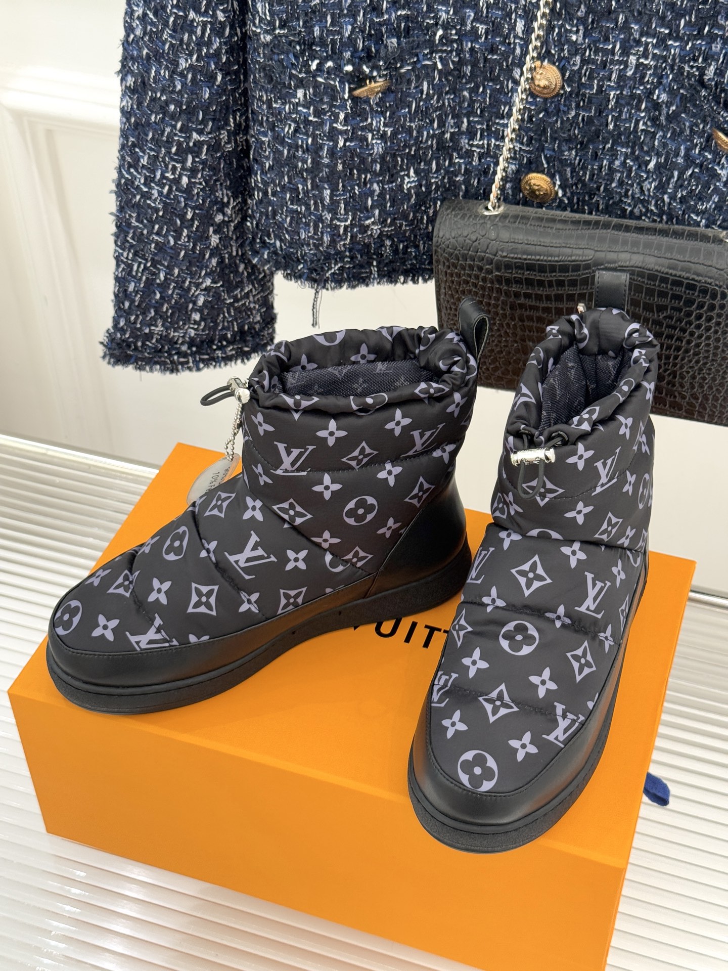 L*V 驴家经典秋冬Pillow羽绒雪地靴你还在穿着笨重雪地靴吗？不妨试试这双超显腿长腿细的羽绒靴将羽绒