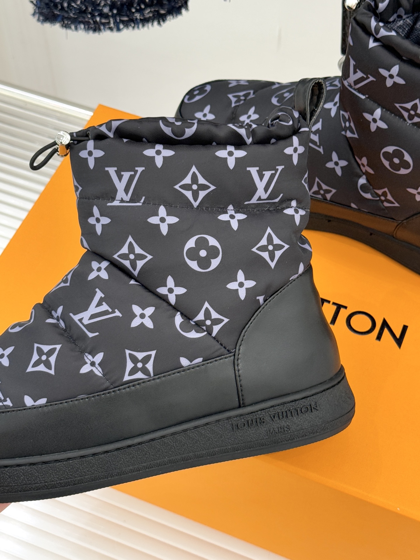 L*V 驴家经典秋冬Pillow羽绒雪地靴你还在穿着笨重雪地靴吗？不妨试试这双超显腿长腿细的羽绒靴将羽绒