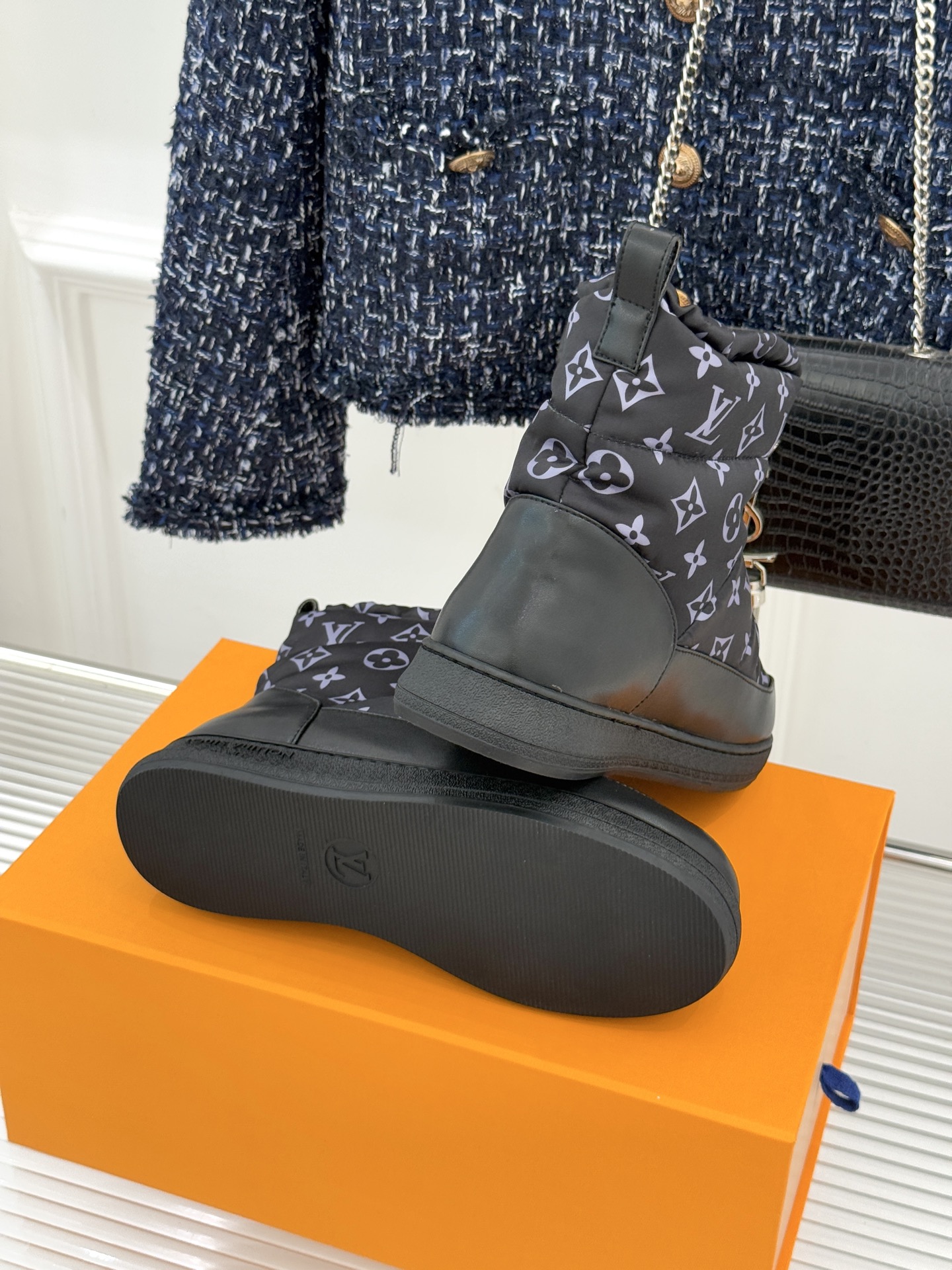 L*V 驴家经典秋冬Pillow羽绒雪地靴你还在穿着笨重雪地靴吗？不妨试试这双超显腿长腿细的羽绒靴将羽绒