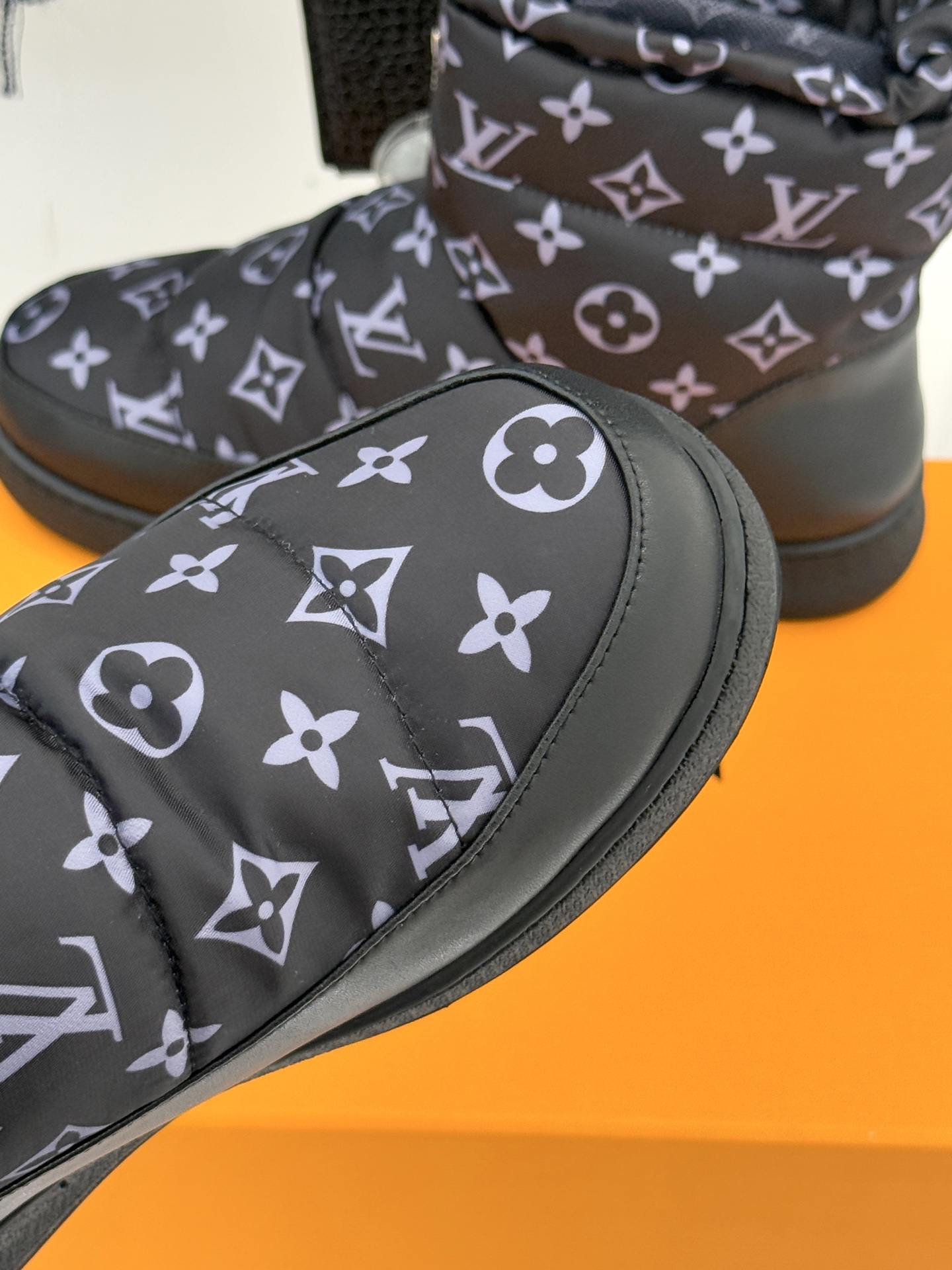 L*V 驴家经典秋冬Pillow羽绒雪地靴你还在穿着笨重雪地靴吗？不妨试试这双超显腿长腿细的羽绒靴将羽绒