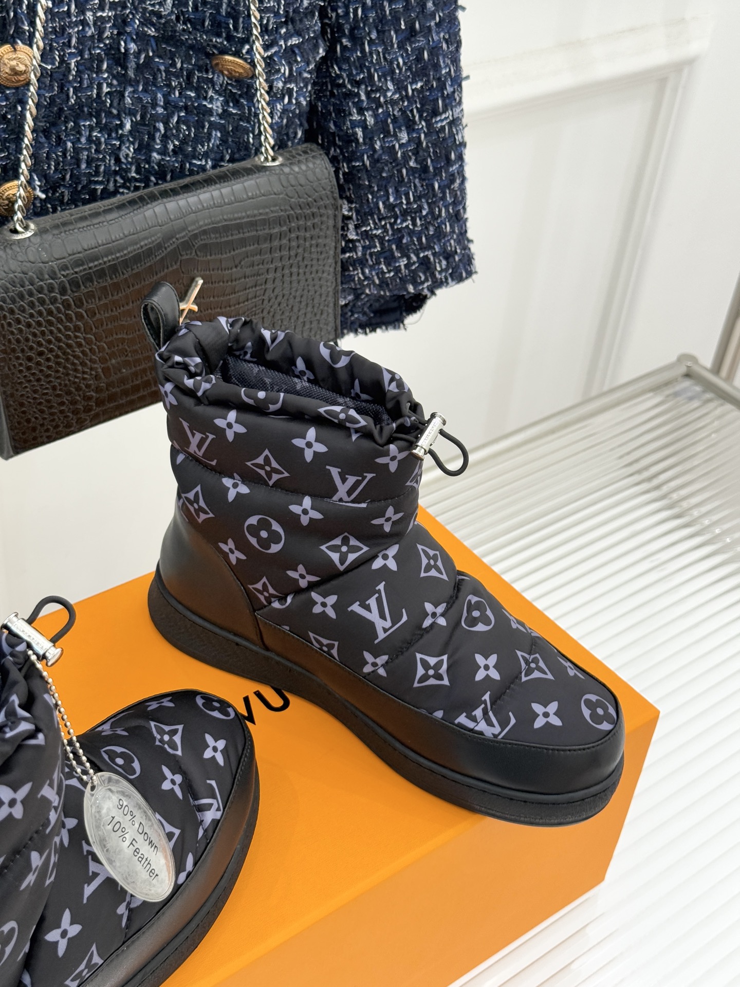 L*V 驴家经典秋冬Pillow羽绒雪地靴你还在穿着笨重雪地靴吗？不妨试试这双超显腿长腿细的羽绒靴将羽绒