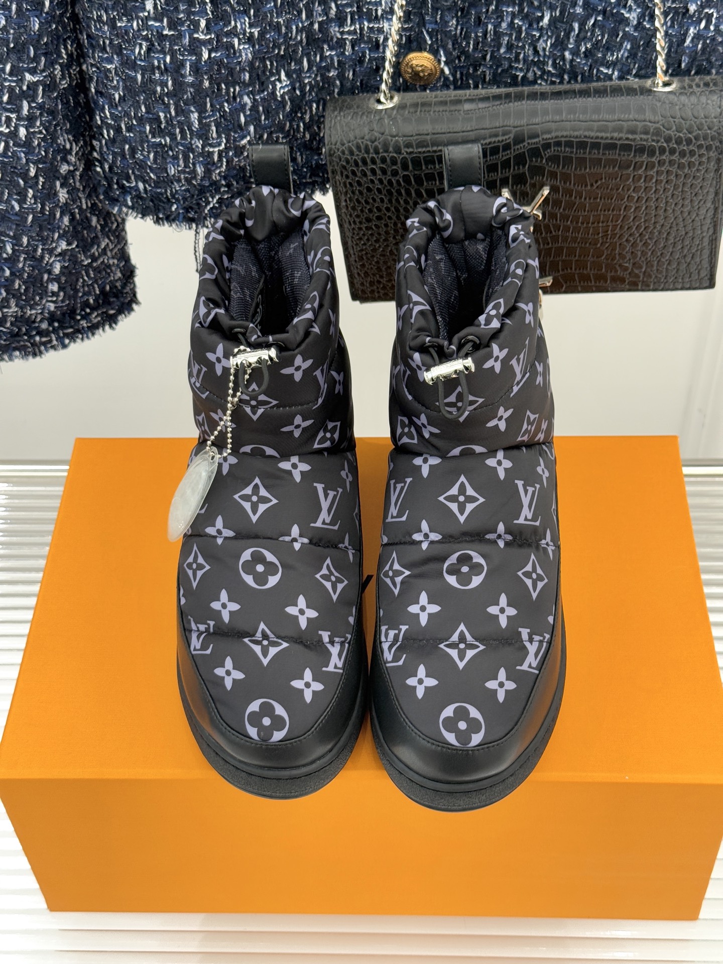 L*V 驴家经典秋冬Pillow羽绒雪地靴你还在穿着笨重雪地靴吗？不妨试试这双超显腿长腿细的羽绒靴将羽绒