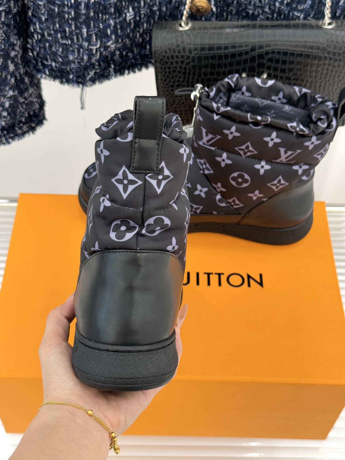 L*V 驴家经典秋冬Pillow羽绒雪地靴你还在穿着笨重雪地靴吗？不妨试试这双超显腿长腿细的羽绒靴将羽绒