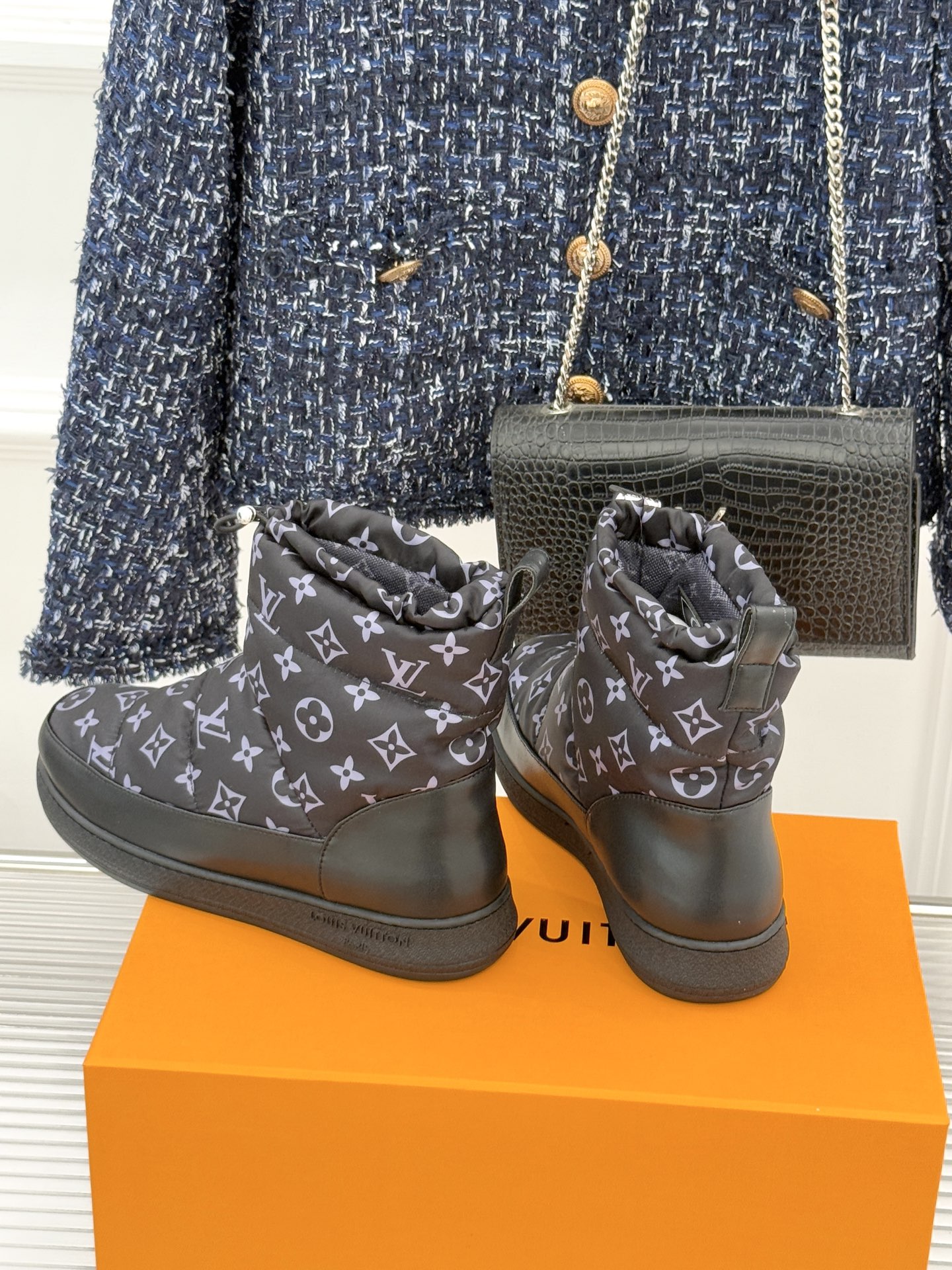 L*V 驴家经典秋冬Pillow羽绒雪地靴你还在穿着笨重雪地靴吗？不妨试试这双超显腿长腿细的羽绒靴将羽绒