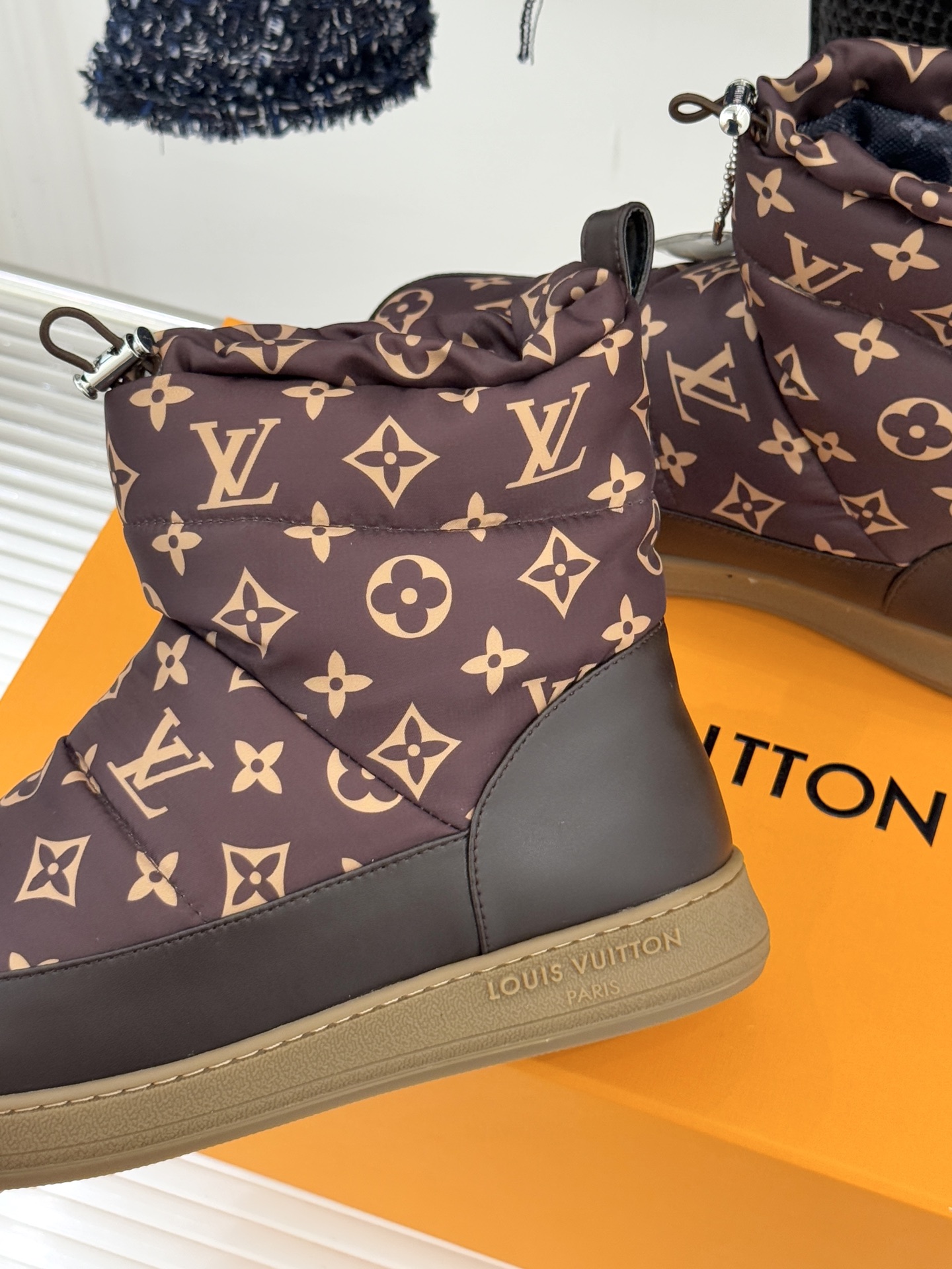 L*V 驴家经典秋冬Pillow羽绒雪地靴你还在穿着笨重雪地靴吗？不妨试试这双超显腿长腿细的羽绒靴将羽绒