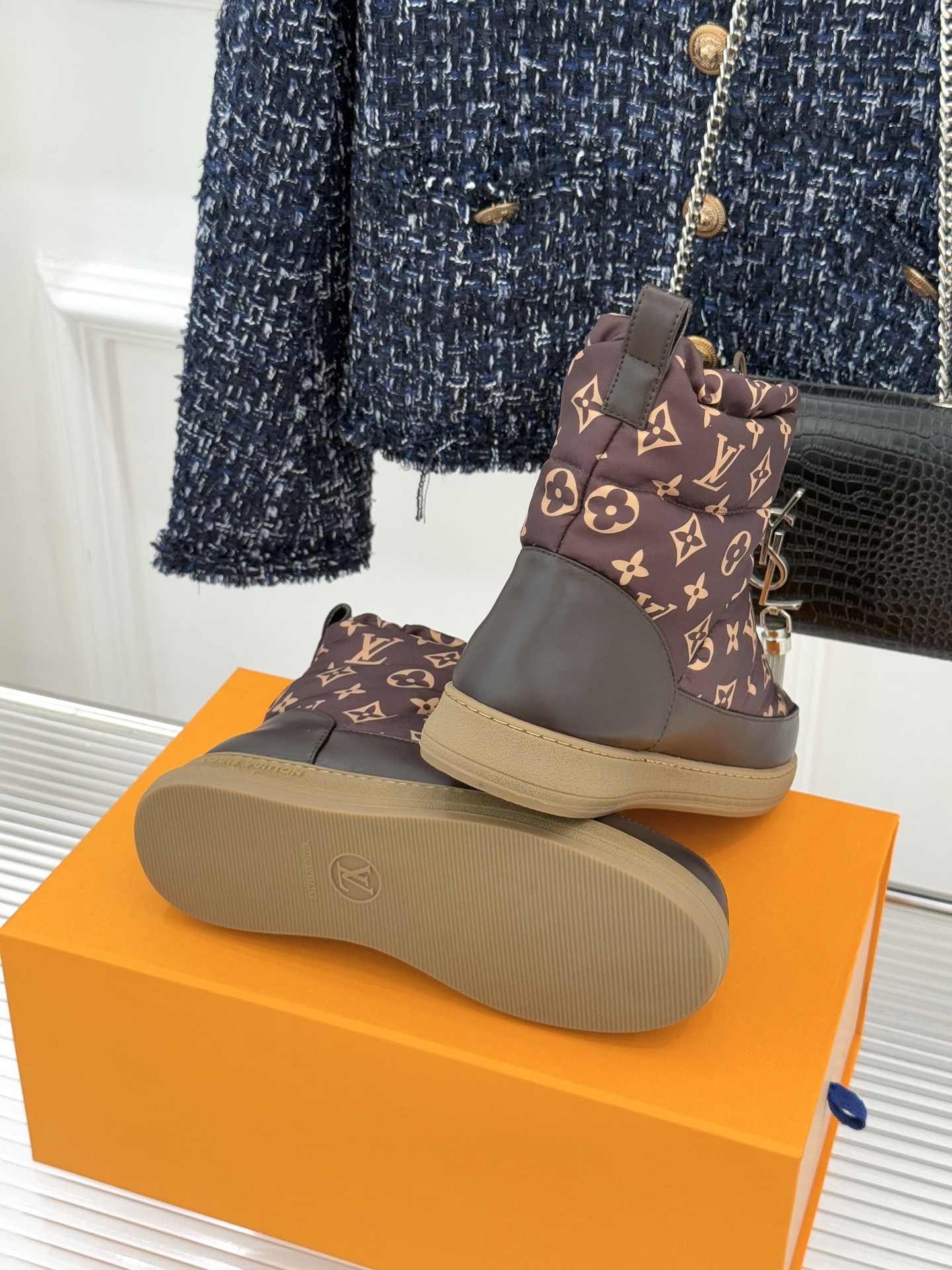 L*V 驴家经典秋冬Pillow羽绒雪地靴你还在穿着笨重雪地靴吗？不妨试试这双超显腿长腿细的羽绒靴将羽绒