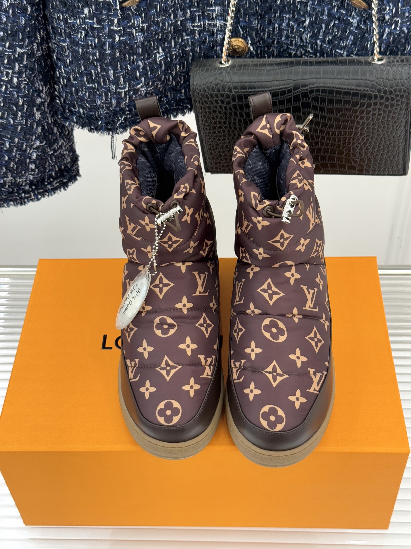 L*V 驴家经典秋冬Pillow羽绒雪地靴你还在穿着笨重雪地靴吗？不妨试试这双超显腿长腿细的羽绒靴将羽绒