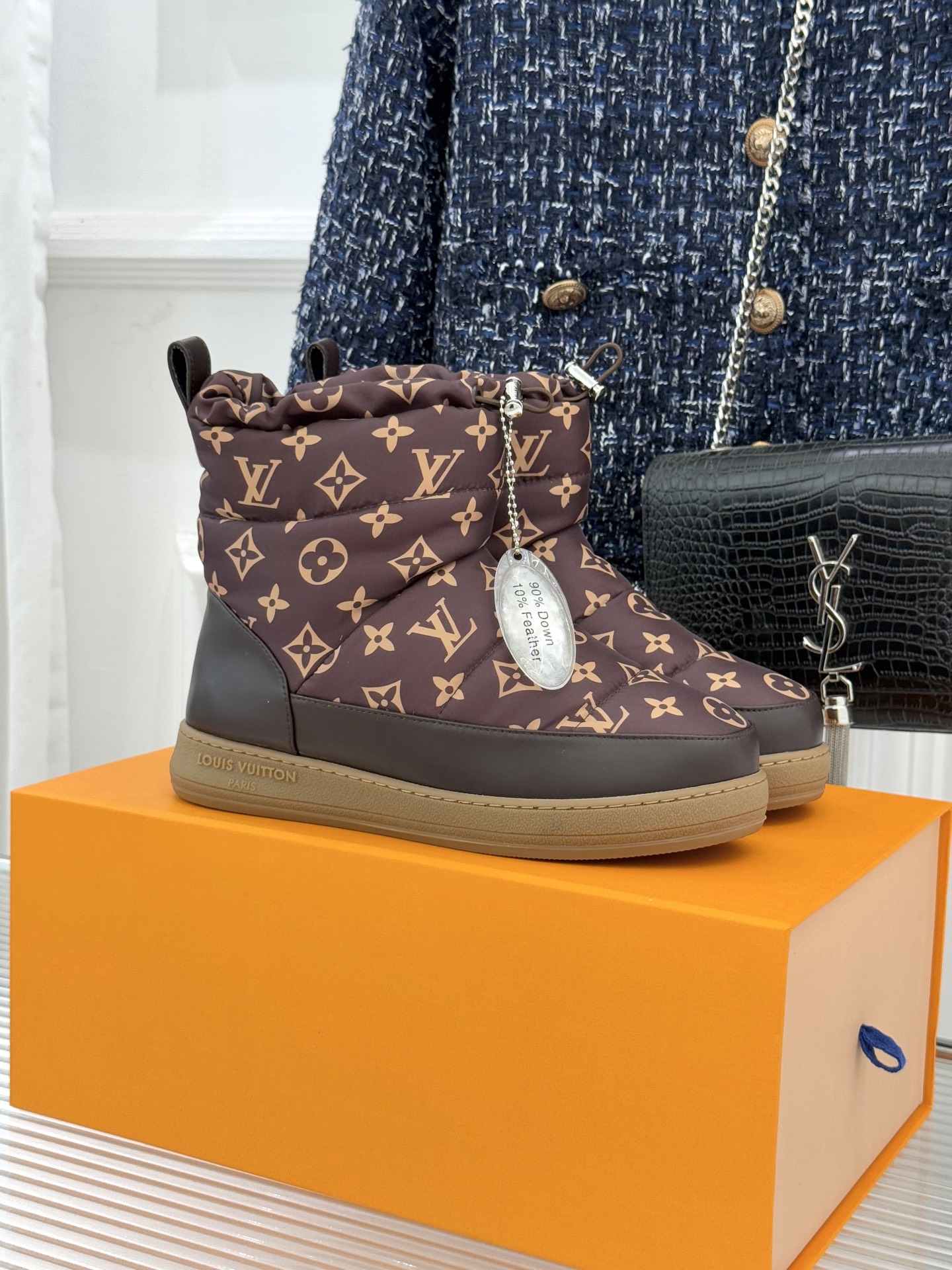 L*V 驴家经典秋冬Pillow羽绒雪地靴你还在穿着笨重雪地靴吗？不妨试试这双超显腿长腿细的羽绒靴将羽绒