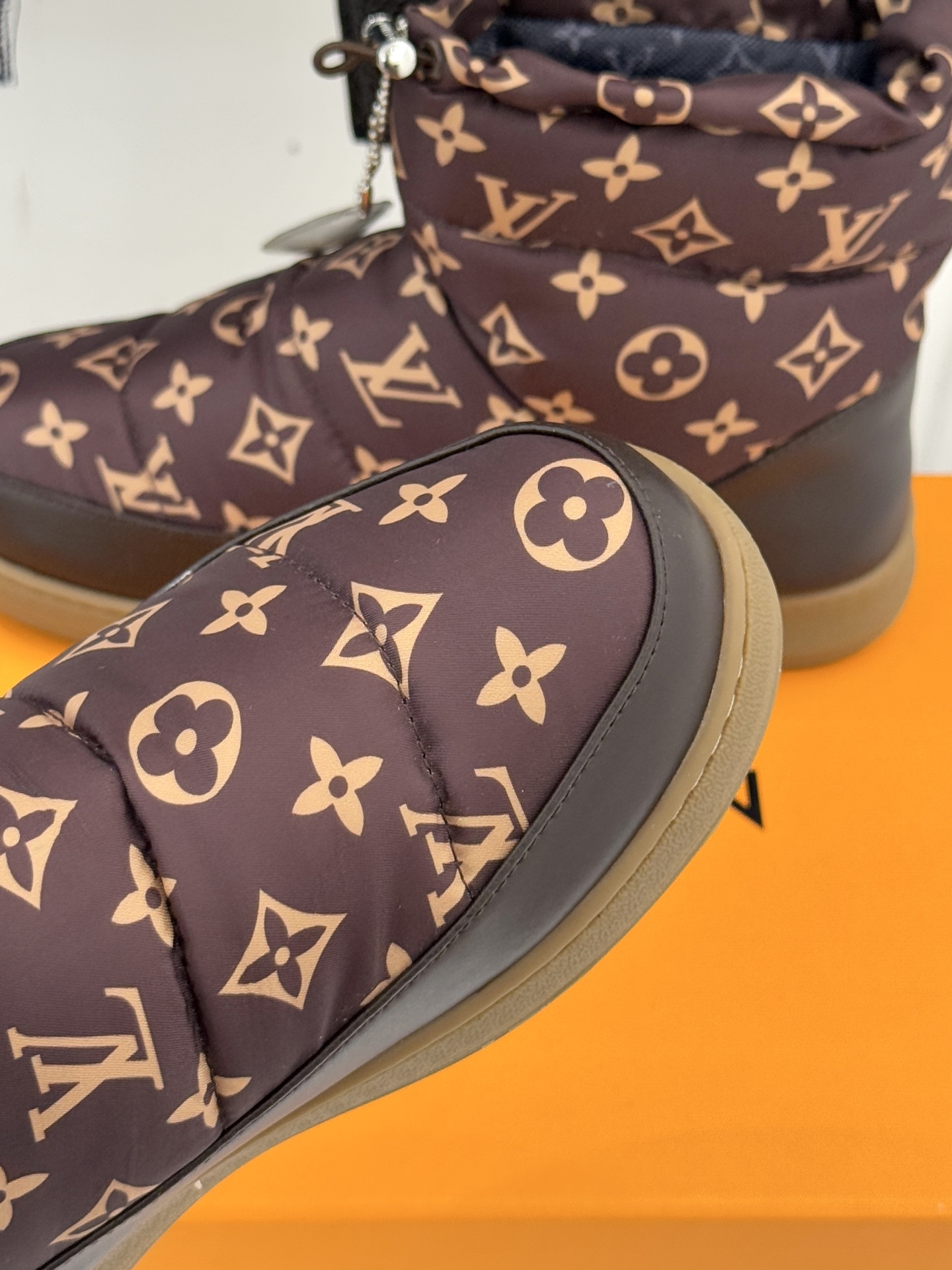 L*V 驴家经典秋冬Pillow羽绒雪地靴你还在穿着笨重雪地靴吗？不妨试试这双超显腿长腿细的羽绒靴将羽绒