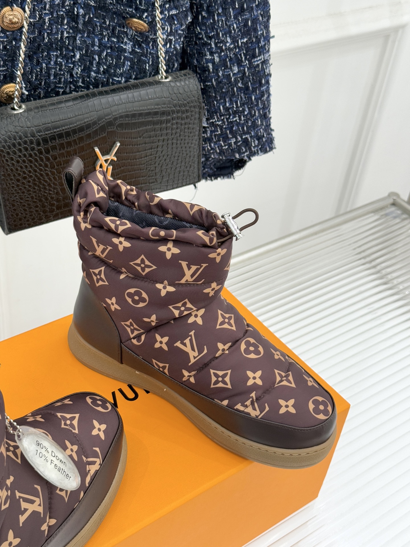 L*V 驴家经典秋冬Pillow羽绒雪地靴你还在穿着笨重雪地靴吗？不妨试试这双超显腿长腿细的羽绒靴将羽绒