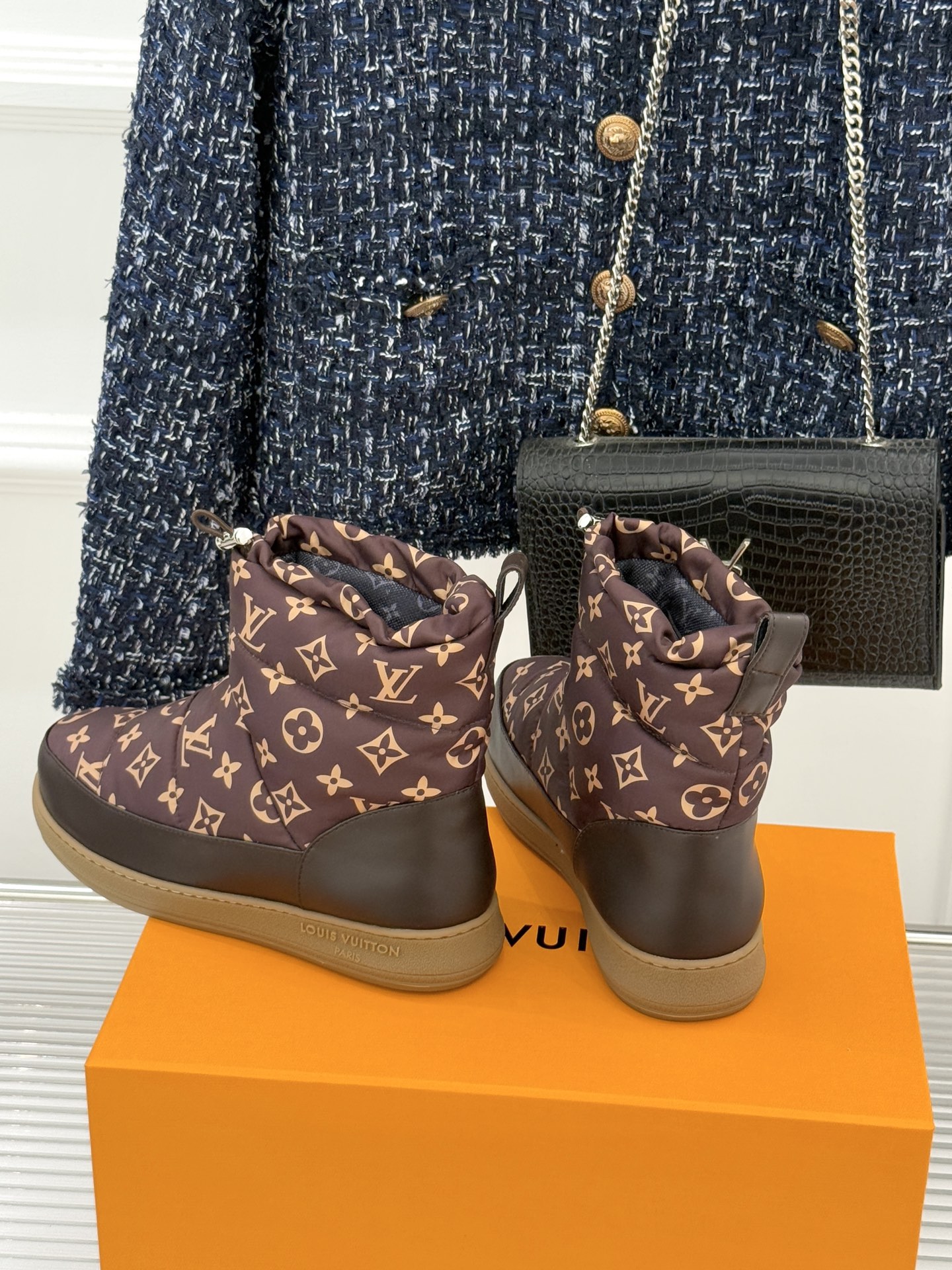 L*V 驴家经典秋冬Pillow羽绒雪地靴你还在穿着笨重雪地靴吗？不妨试试这双超显腿长腿细的羽绒靴将羽绒