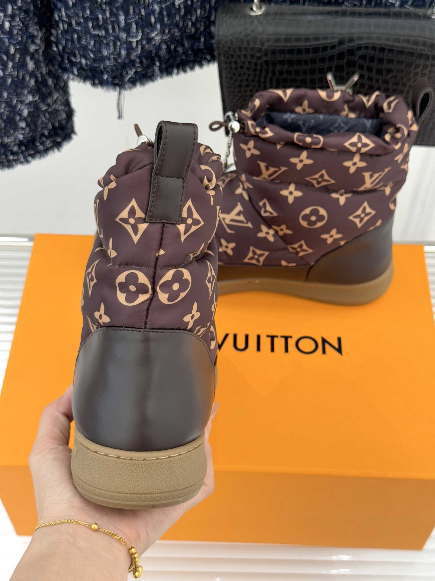 L*V 驴家经典秋冬Pillow羽绒雪地靴你还在穿着笨重雪地靴吗？不妨试试这双超显腿长腿细的羽绒靴将羽绒