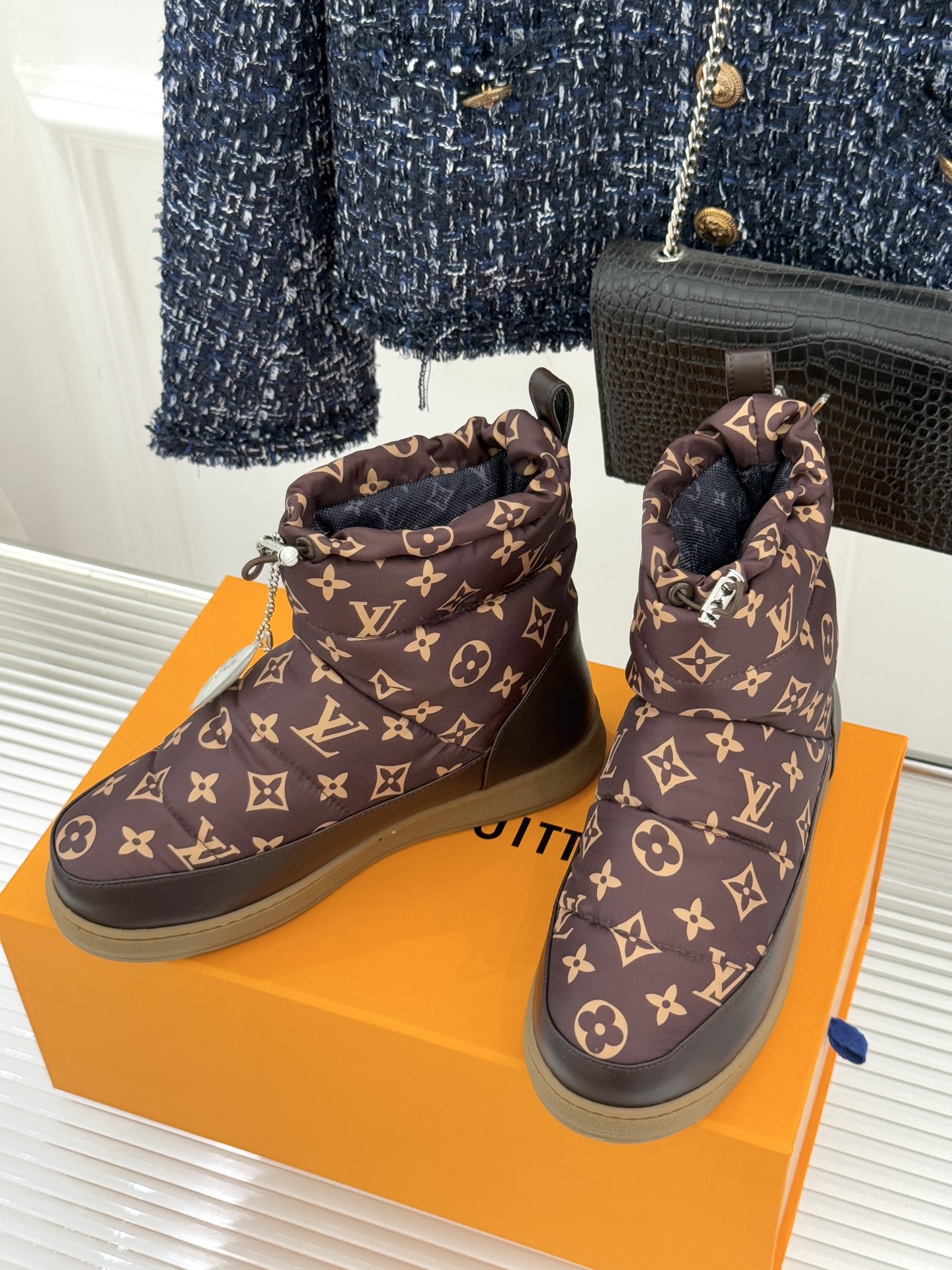 L*V 驴家经典秋冬Pillow羽绒雪地靴你还在穿着笨重雪地靴吗？不妨试试这双超显腿长腿细的羽绒靴将羽绒