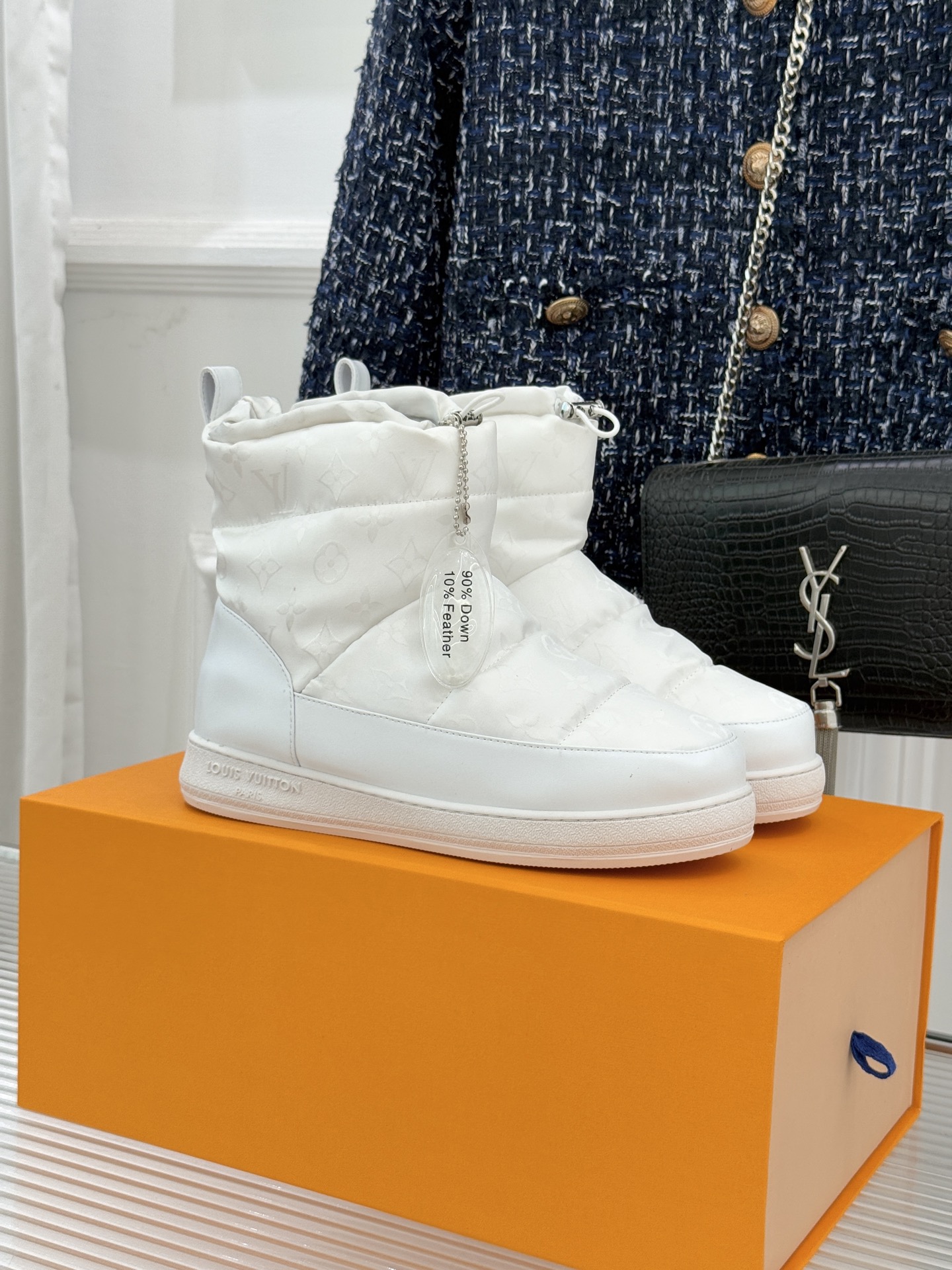 NO:613506,L*V Lvjia’s classic autumn and winter Pillow down snow boots. Are you still wearing bulky snow boots?  Why not try this pair of down boots that show long and slim legs? A new interpretation of the concept of down. The texture is like bread. The upper is made of nylon. It is waterproof and windproof. The down-filled Monogram pattern on the inside keeps your feet warm in the cold winter. Customized original foam non-slip outsole. Ultra-lightweight design. Weighs 580 grams and does not feel any weight on the feet. Size35-39 (customized 40/41/42), snow boots, louis  vuitton,louis vuitton,boots,down jacket19860909L*V 驴家经典秋冬Pillow羽绒雪地靴 你还在穿着笨重雪地靴吗？ 不妨试试这双超显腿长腿细的羽绒靴 将羽绒概念进行全新演绎 面包一样的质感 鞋面是采用尼龙材质 具备防水防风功能 内里羽绒填充Monogram图案 让你的双脚在寒冷的冬季拥抱温暖 定制原版发泡防滑大底 超轻量化设计 重量580克上脚没有任何的负重感 Size35-39（40/41/42定制）,雪地靴,louis vuitton,louis vuitton,boots,down jacket,Women's Shoes